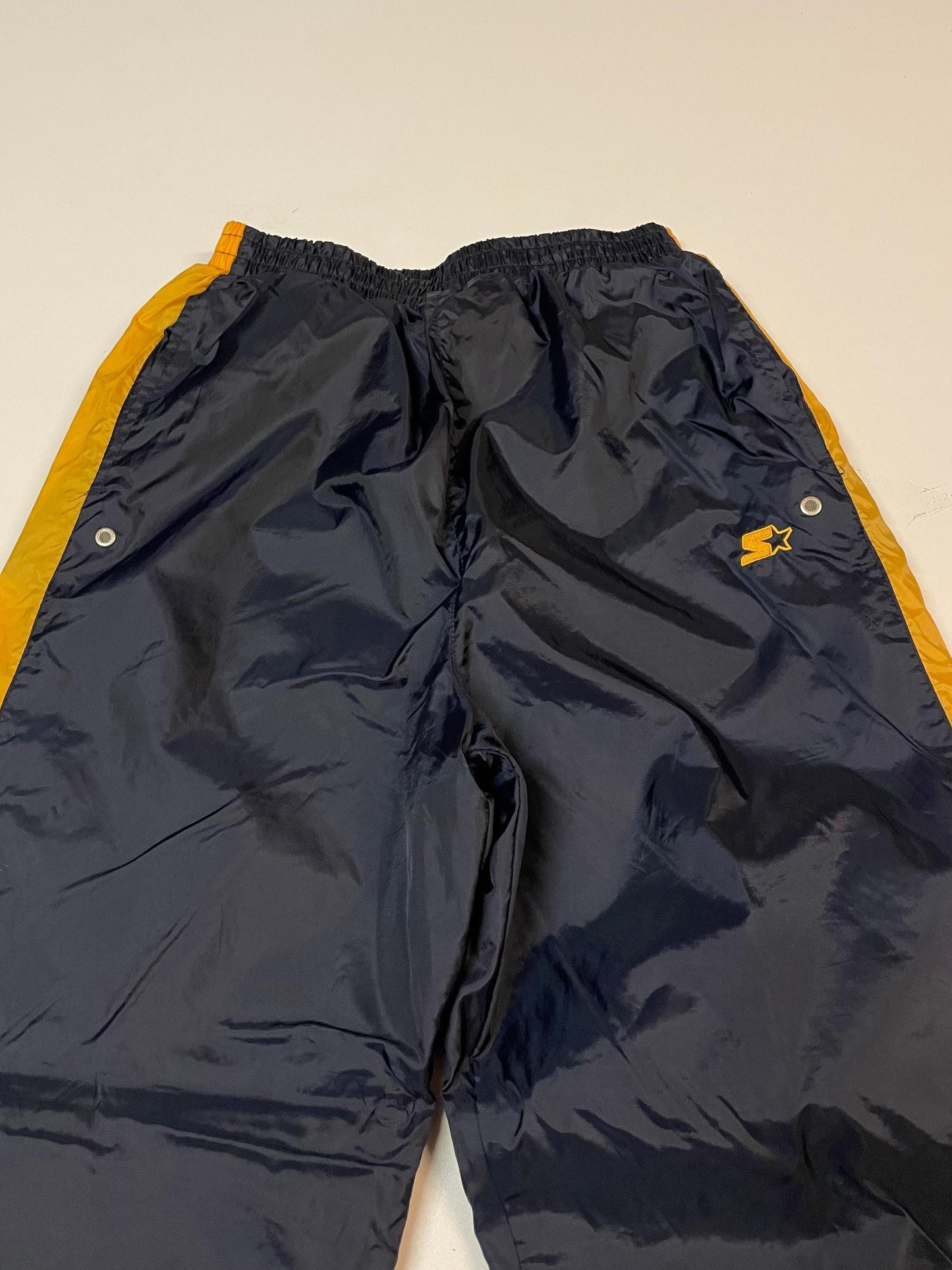 Entdecke unsere Vintage Track Pants von Nike und anderen Marken, erhältlich bei Valuxery.de - Dein Shop für trendige Vintage - Kleidung. Unsere Track Pants sind aus hochwertigen Materialien und