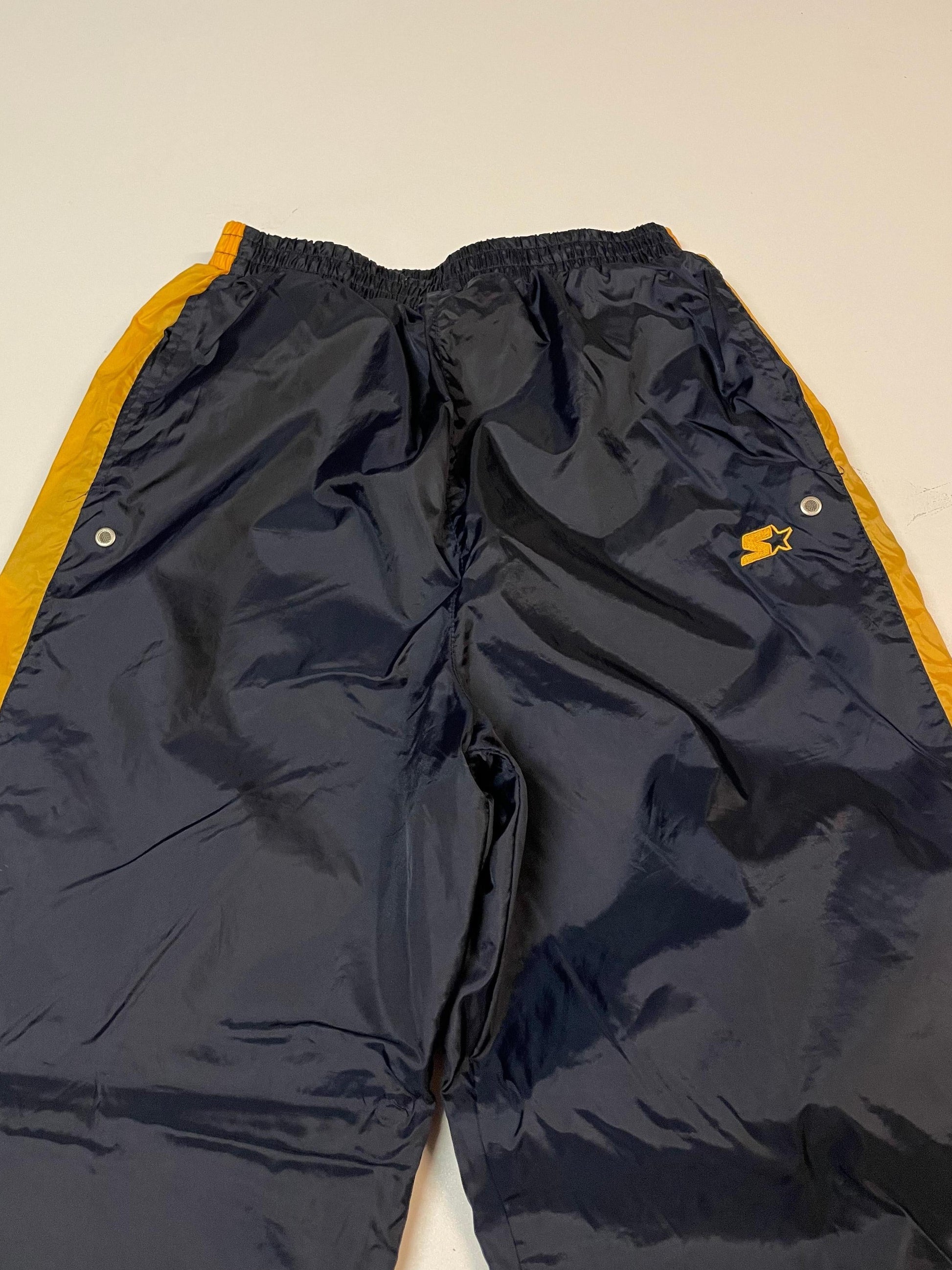 Entdecke unsere Vintage Track Pants von Nike und anderen Marken, erhältlich bei Valuxery.de - Dein Shop für trendige Vintage - Kleidung. Unsere Track Pants sind aus hochwertigen Materialien und