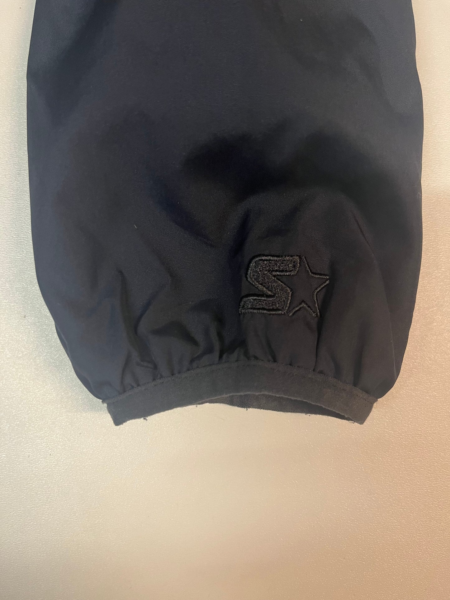 Entdecke unsere Vintage Track Pants von Nike und anderen Marken, erhältlich bei Valuxery.de - Dein Shop für trendige Vintage - Kleidung. Unsere Track Pants sind aus hochwertigen Materialien und