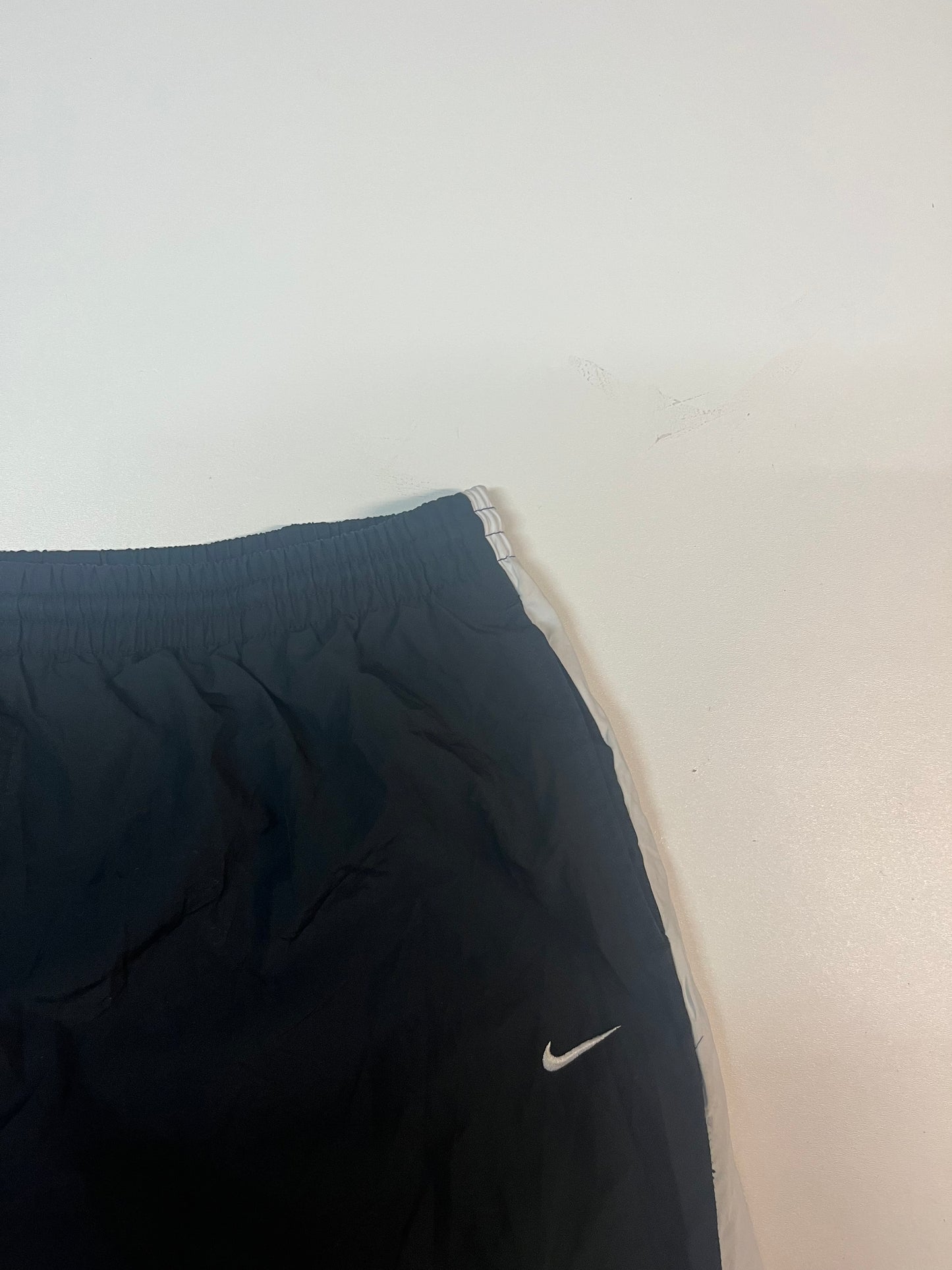 Entdecke unsere Vintage Track Pants von Nike und anderen Marken, erhältlich bei Valuxery.de - Dein Shop für trendige Vintage - Kleidung. Unsere Track Pants sind aus hochwertigen Materialien und