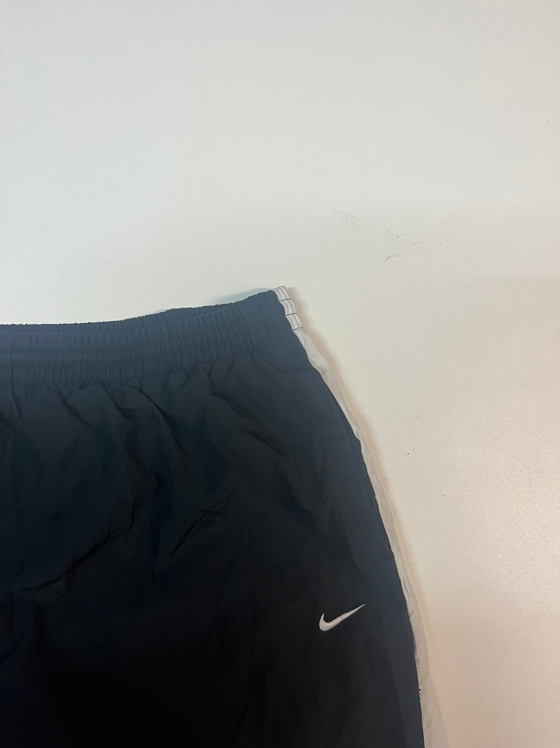 Entdecke unsere Vintage Track Pants von Nike und anderen Marken, erhältlich bei Valuxery.de - Dein Shop für trendige Vintage - Kleidung. Unsere Track Pants sind aus hochwertigen Materialien und