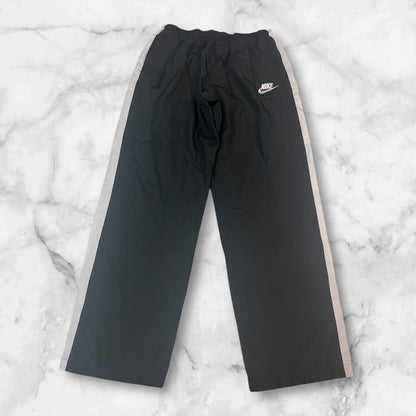 Entdecke unsere Vintage Track Pants von Nike und anderen Marken, erhältlich bei Valuxery.de - Dein Shop für trendige Vintage - Kleidung. Unsere Track Pants sind aus hochwertigen Materialien und