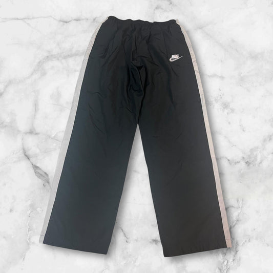 Entdecke unsere Vintage Track Pants von Nike und anderen Marken, erhältlich bei Valuxery.de - Dein Shop für trendige Vintage - Kleidung. Unsere Track Pants sind aus hochwertigen Materialien und