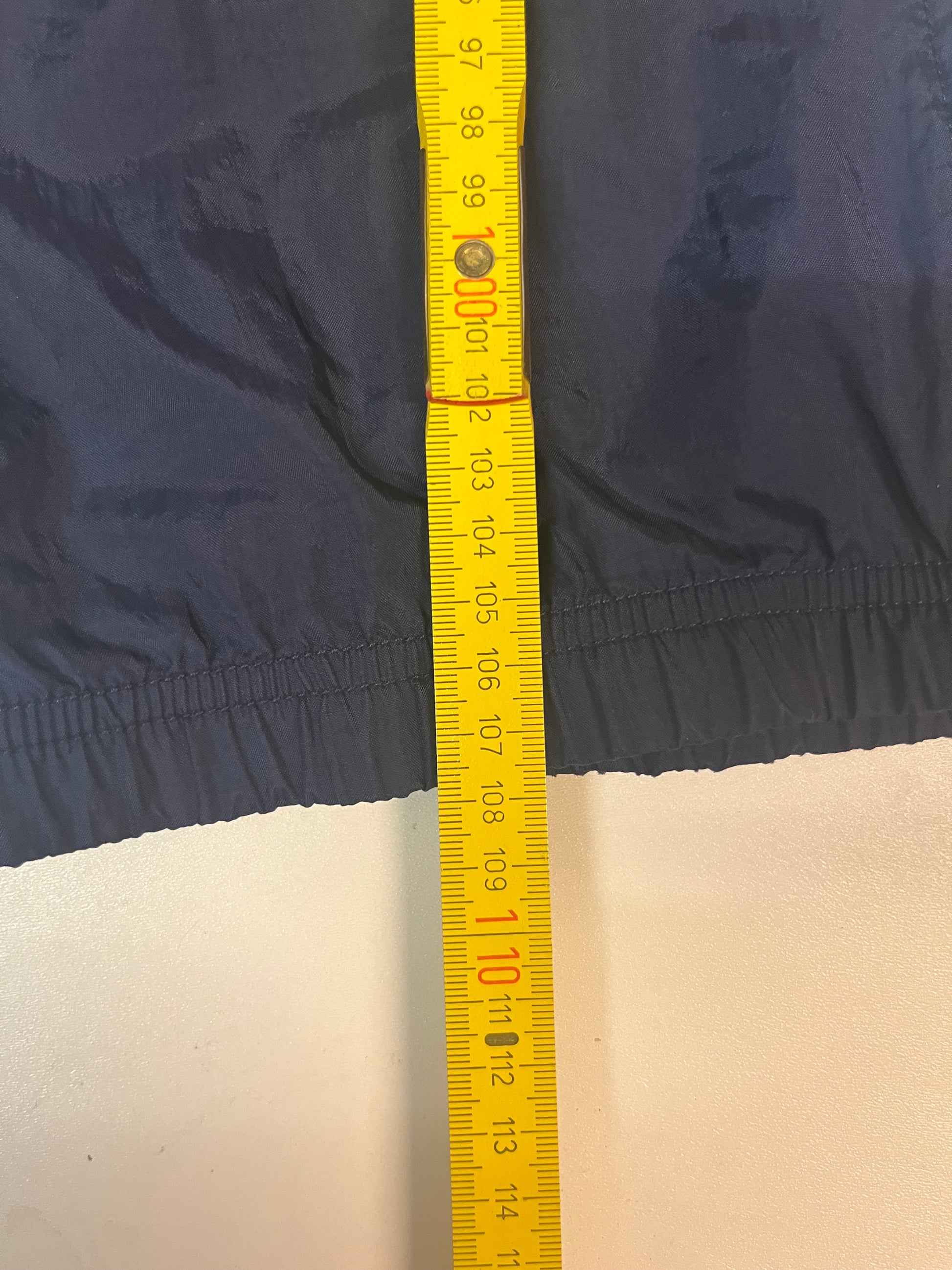 Entdecke unsere Vintage Track Pants von Nike und anderen Marken, erhältlich bei Valuxery.de - Dein Shop für trendige Vintage - Kleidung. Unsere Track Pants sind aus hochwertigen Materialien und