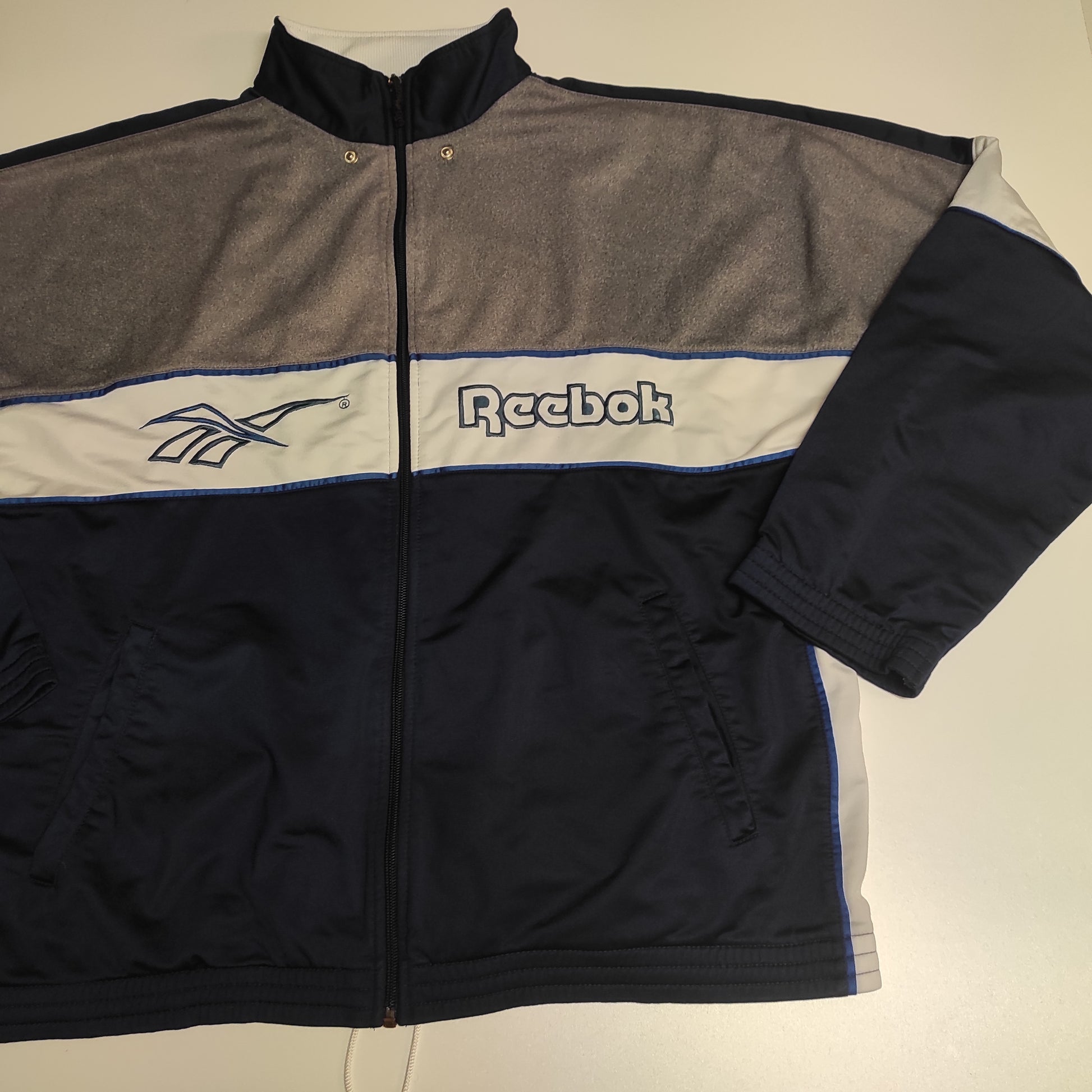 Entdecke unsere Vintage Track Pants von Nike und anderen Marken, erhältlich bei Valuxery.de - Dein Shop für trendige Vintage - Kleidung. Unsere Track Pants sind aus hochwertigen Materialien und