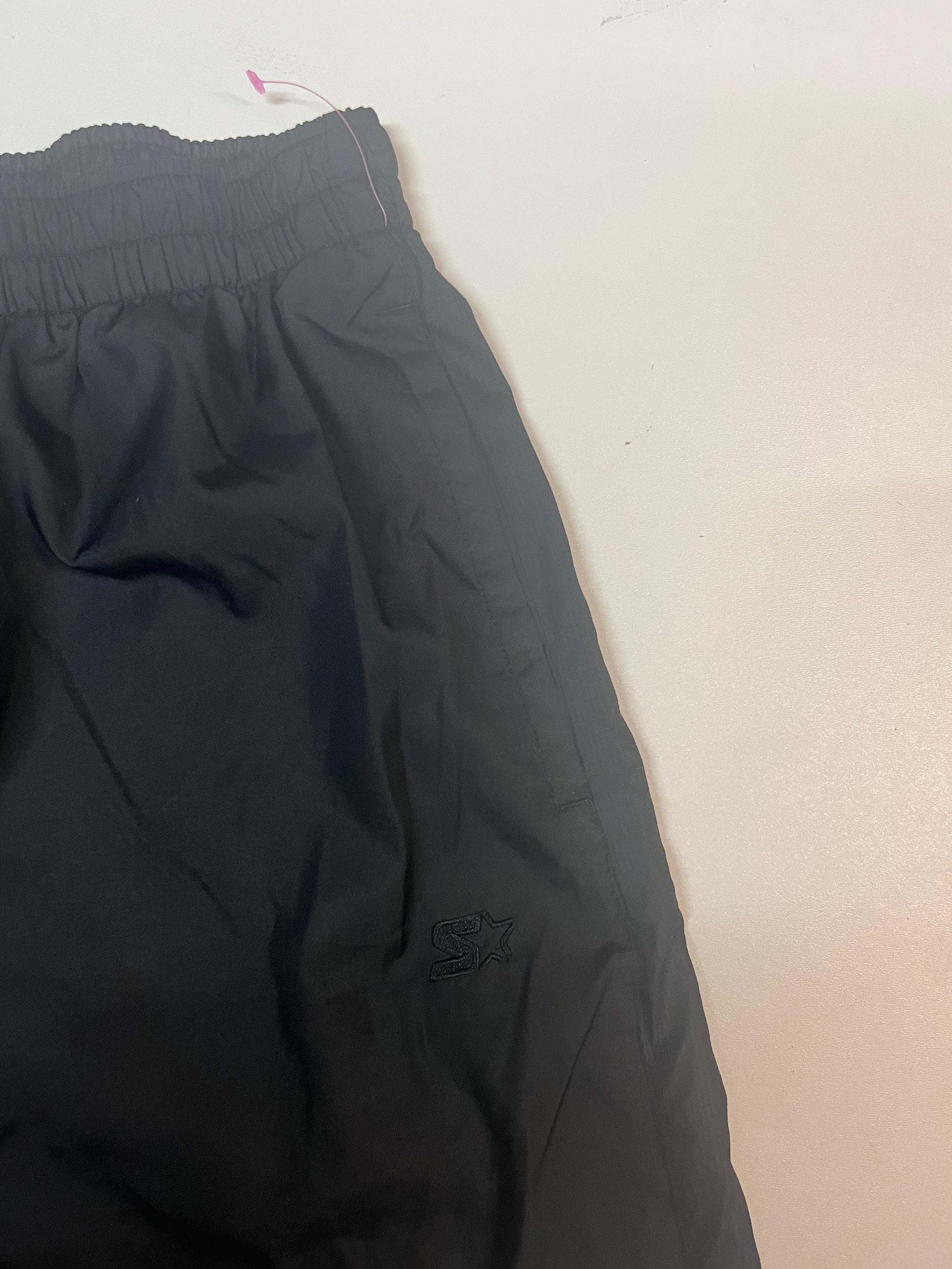 Entdecke unsere Vintage Track Pants von Nike und anderen Marken, erhältlich bei Valuxery.de - Dein Shop für trendige Vintage - Kleidung. Unsere Track Pants sind aus hochwertigen Materialien und