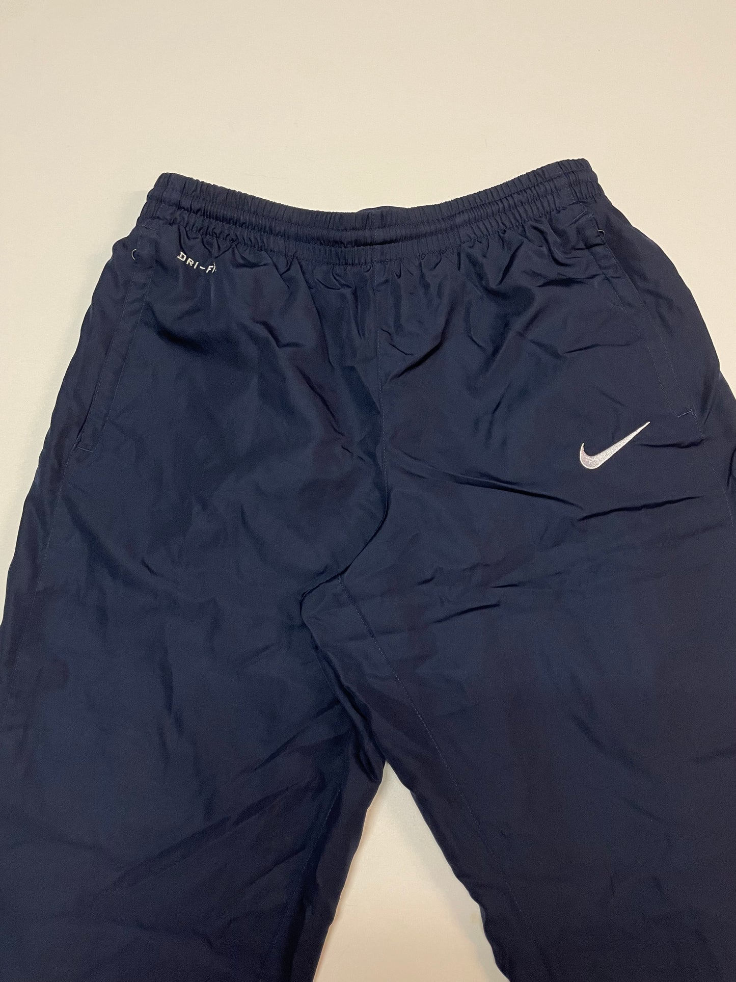 Entdecke unsere Vintage Track Pants von Nike und anderen Marken, erhältlich bei Valuxery.de - Dein Shop für trendige Vintage - Kleidung. Unsere Track Pants sind aus hochwertigen Materialien und