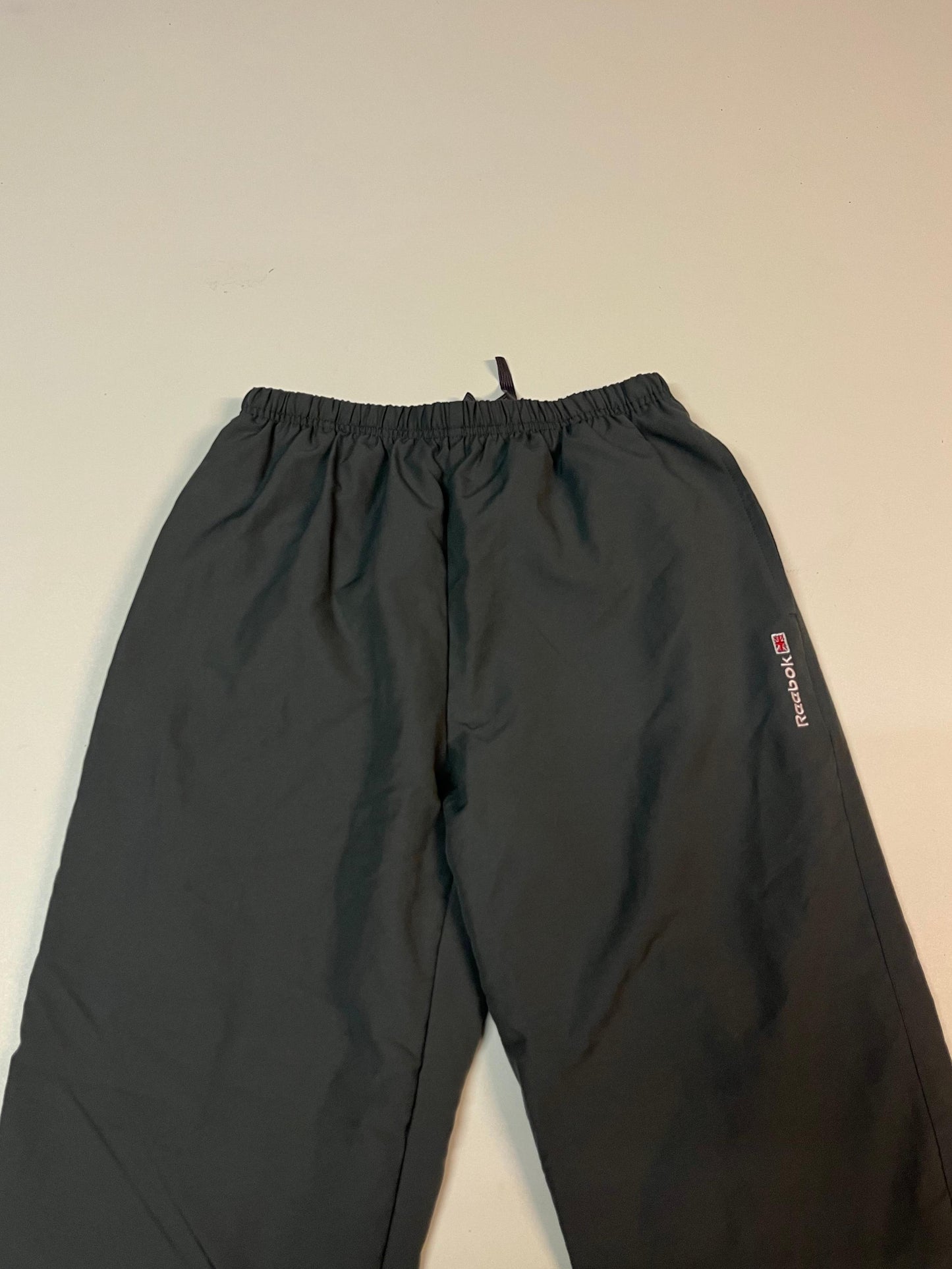 Entdecke unsere Vintage Track Pants von Nike und anderen Marken, erhältlich bei Valuxery.de - Dein Shop für trendige Vintage - Kleidung. Unsere Track Pants sind aus hochwertigen Materialien und
