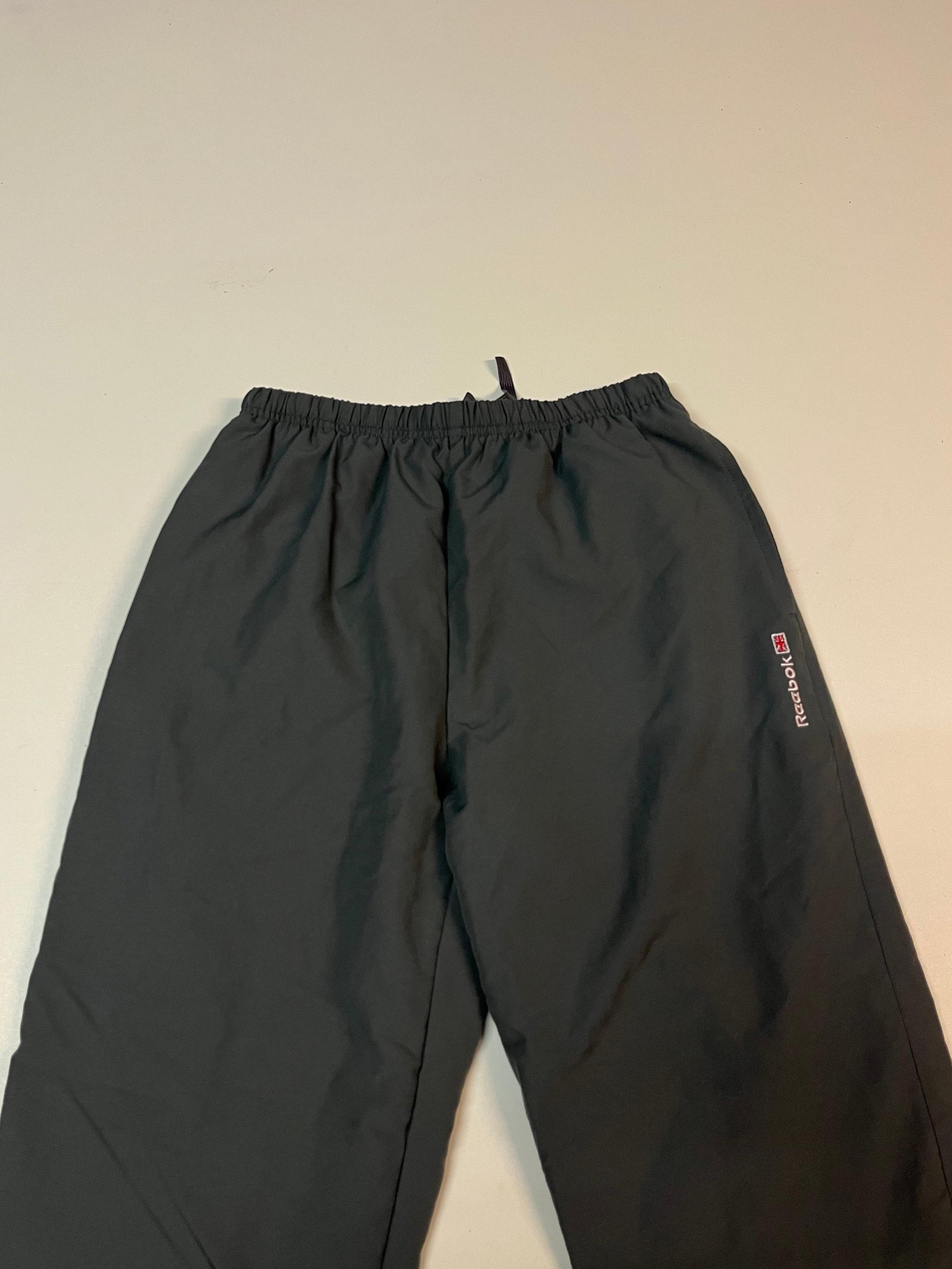 Entdecke unsere Vintage Track Pants von Nike und anderen Marken, erhältlich bei Valuxery.de - Dein Shop für trendige Vintage - Kleidung. Unsere Track Pants sind aus hochwertigen Materialien und