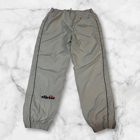 Entdecke unsere Vintage Track Pants von Nike und anderen Marken, erhältlich bei Valuxery.de - Dein Shop für trendige Vintage - Kleidung. Unsere Track Pants sind aus hochwertigen Materialien und