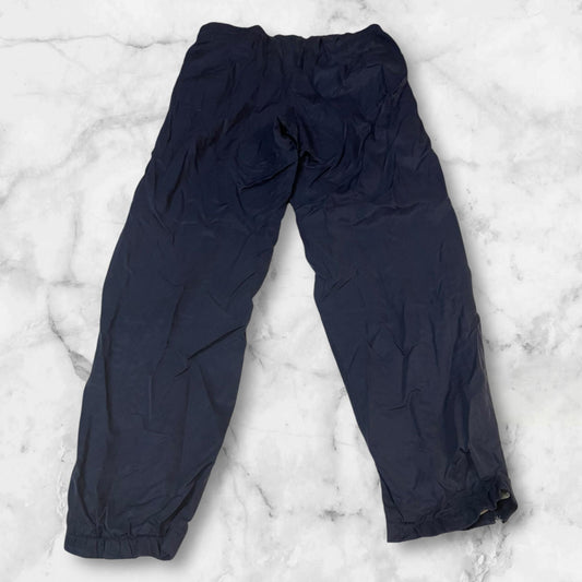 Entdecke unsere Vintage Track Pants von Nike und anderen Marken, erhältlich bei Valuxery.de - Dein Shop für trendige Vintage - Kleidung. Unsere Track Pants sind aus hochwertigen Materialien und