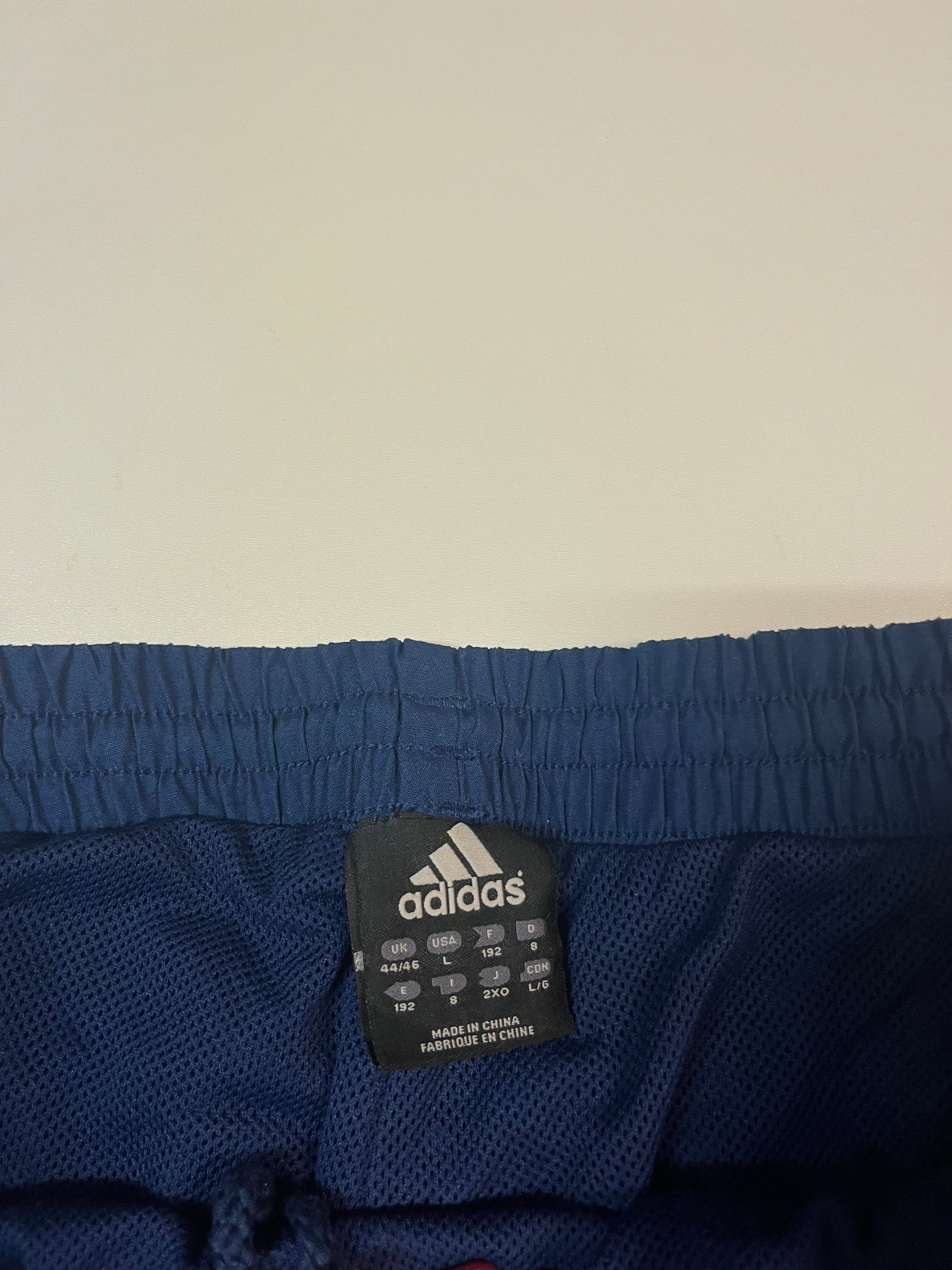 Entdecke unsere Vintage Track Pants von Nike und anderen Marken, erhältlich bei Valuxery.de - Dein Shop für trendige Vintage - Kleidung. Unsere Track Pants sind aus hochwertigen Materialien und