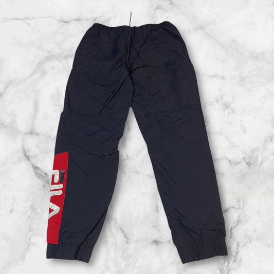 Entdecke unsere Vintage Track Pants von Nike und anderen Marken, erhältlich bei Valuxery.de - Dein Shop für trendige Vintage - Kleidung. Unsere Track Pants sind aus hochwertigen Materialien und