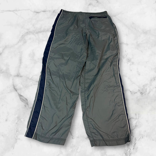 Entdecke unsere Vintage Track Pants von Nike und anderen Marken, erhältlich bei Valuxery.de - Dein Shop für trendige Vintage - Kleidung. Unsere Track Pants sind aus hochwertigen Materialien und