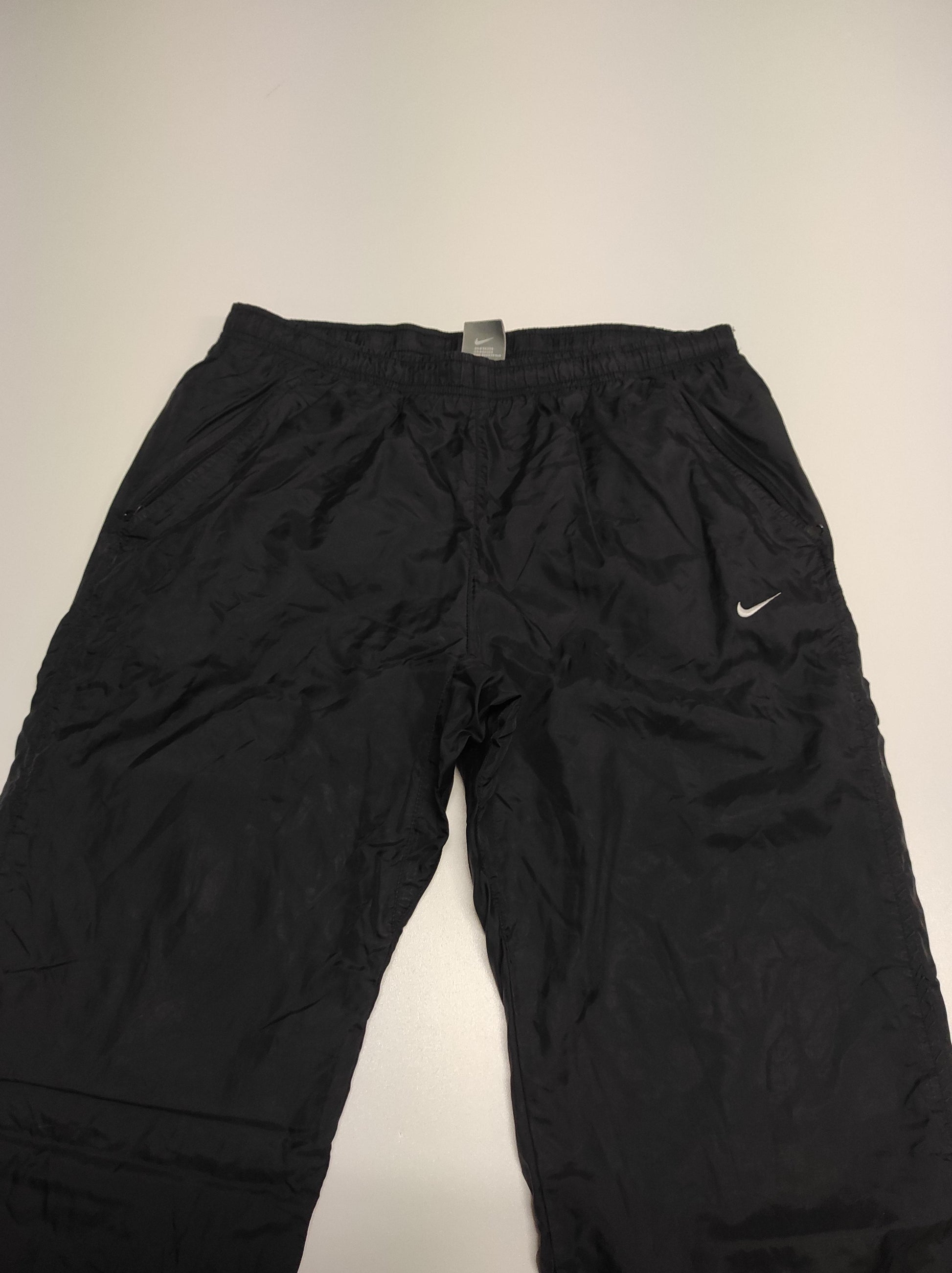 Entdecke unsere Vintage Track Pants von Nike und anderen Marken, erhältlich bei Valuxery.de - Dein Shop für trendige Vintage - Kleidung. Unsere Track Pants sind aus hochwertigen Materialien und