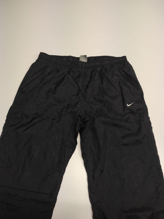 Entdecke unsere Vintage Track Pants von Nike und anderen Marken, erhältlich bei Valuxery.de - Dein Shop für trendige Vintage - Kleidung. Unsere Track Pants sind aus hochwertigen Materialien und