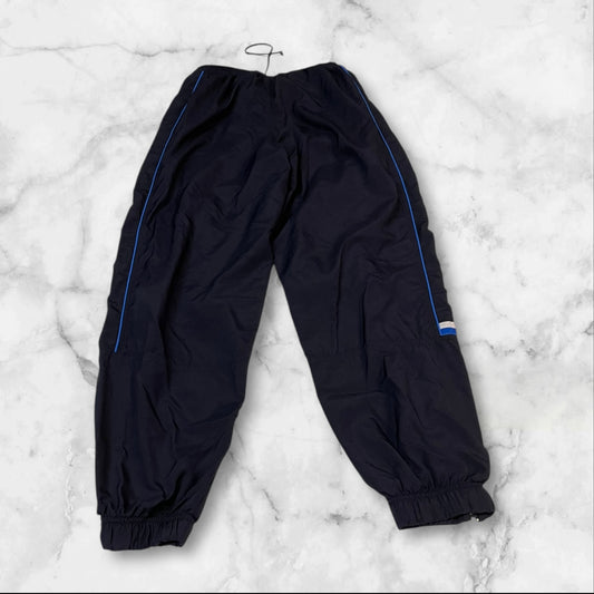 Entdecke unsere Vintage Track Pants von Nike und anderen Marken, erhältlich bei Valuxery.de - Dein Shop für trendige Vintage - Kleidung. Unsere Track Pants sind aus hochwertigen Materialien und