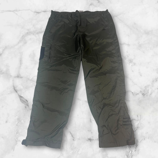 Entdecke unsere Vintage Track Pants von Nike und anderen Marken, erhältlich bei Valuxery.de - Dein Shop für trendige Vintage - Kleidung. Unsere Track Pants sind aus hochwertigen Materialien und