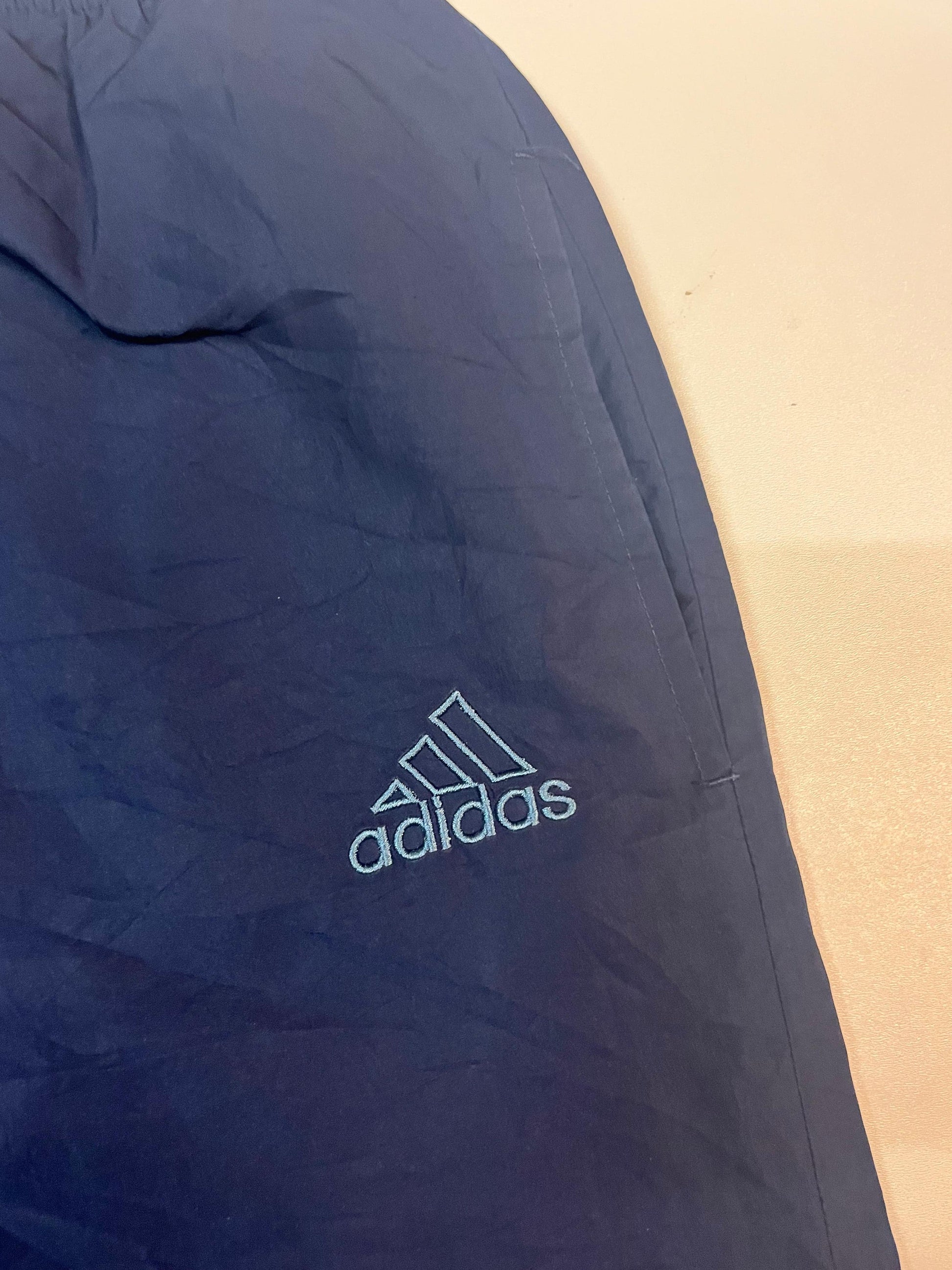 Entdecke unsere Vintage Track Pants von Nike und anderen Marken, erhältlich bei Valuxery.de - Dein Shop für trendige Vintage - Kleidung. Unsere Track Pants sind aus hochwertigen Materialien und