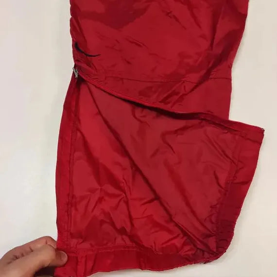 Entdecke unsere Vintage Track Pants von Nike und anderen Marken, erhältlich bei Valuxery.de - Dein Shop für trendige Vintage - Kleidung. Unsere Track Pants sind aus hochwertigen Materialien und