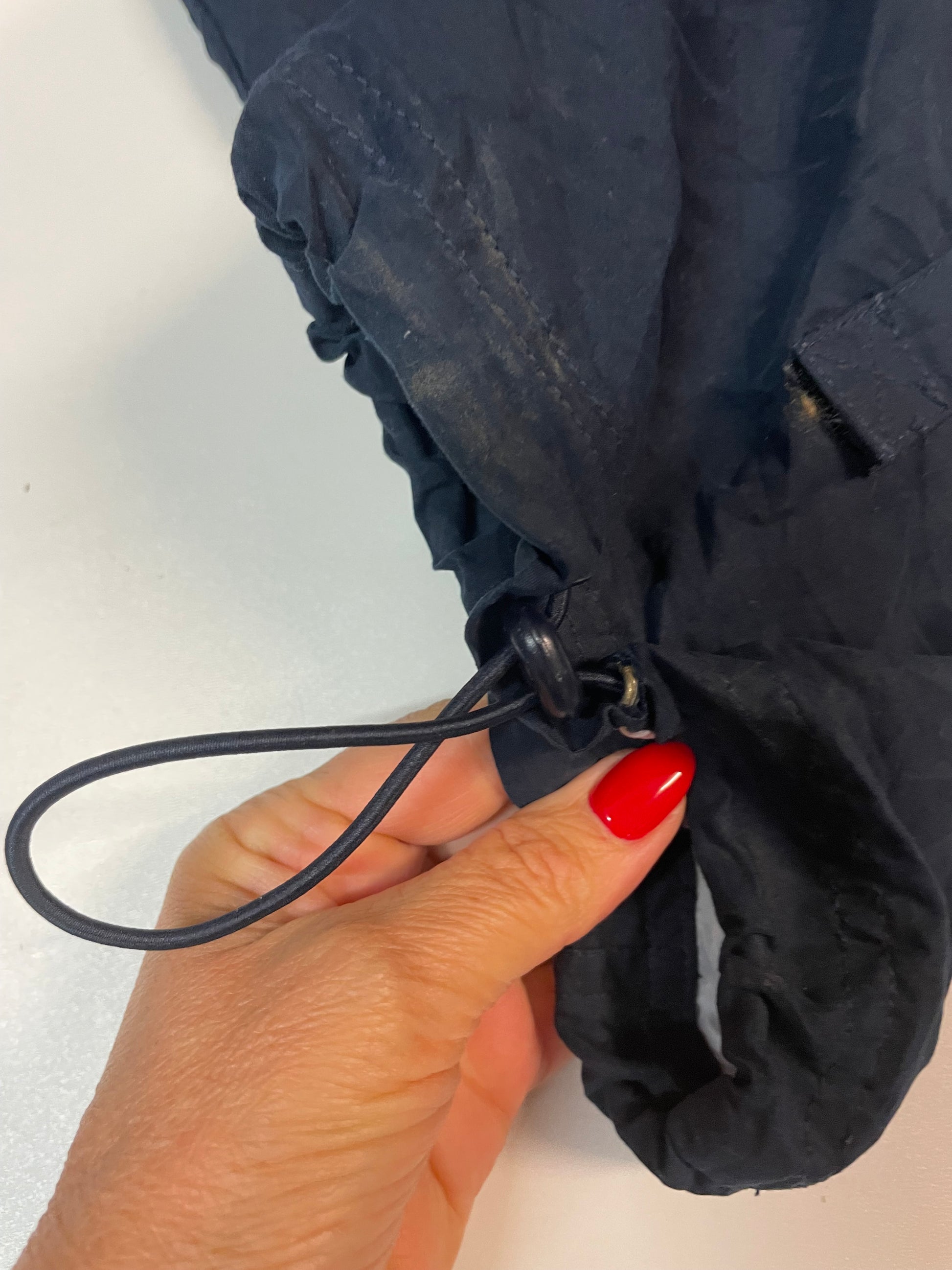Entdecke unsere Vintage Track Pants von Nike und anderen Marken, erhältlich bei Valuxery.de - Dein Shop für trendige Vintage - Kleidung. Unsere Track Pants sind aus hochwertigen Materialien und