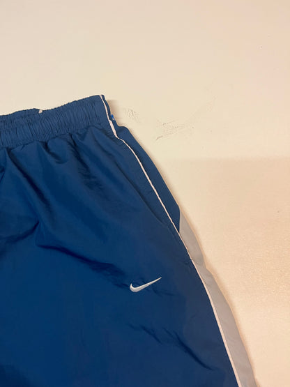 Entdecke unsere Vintage Track Pants von Nike und anderen Marken, erhältlich bei Valuxery.de - Dein Shop für trendige Vintage - Kleidung. Unsere Track Pants sind aus hochwertigen Materialien und