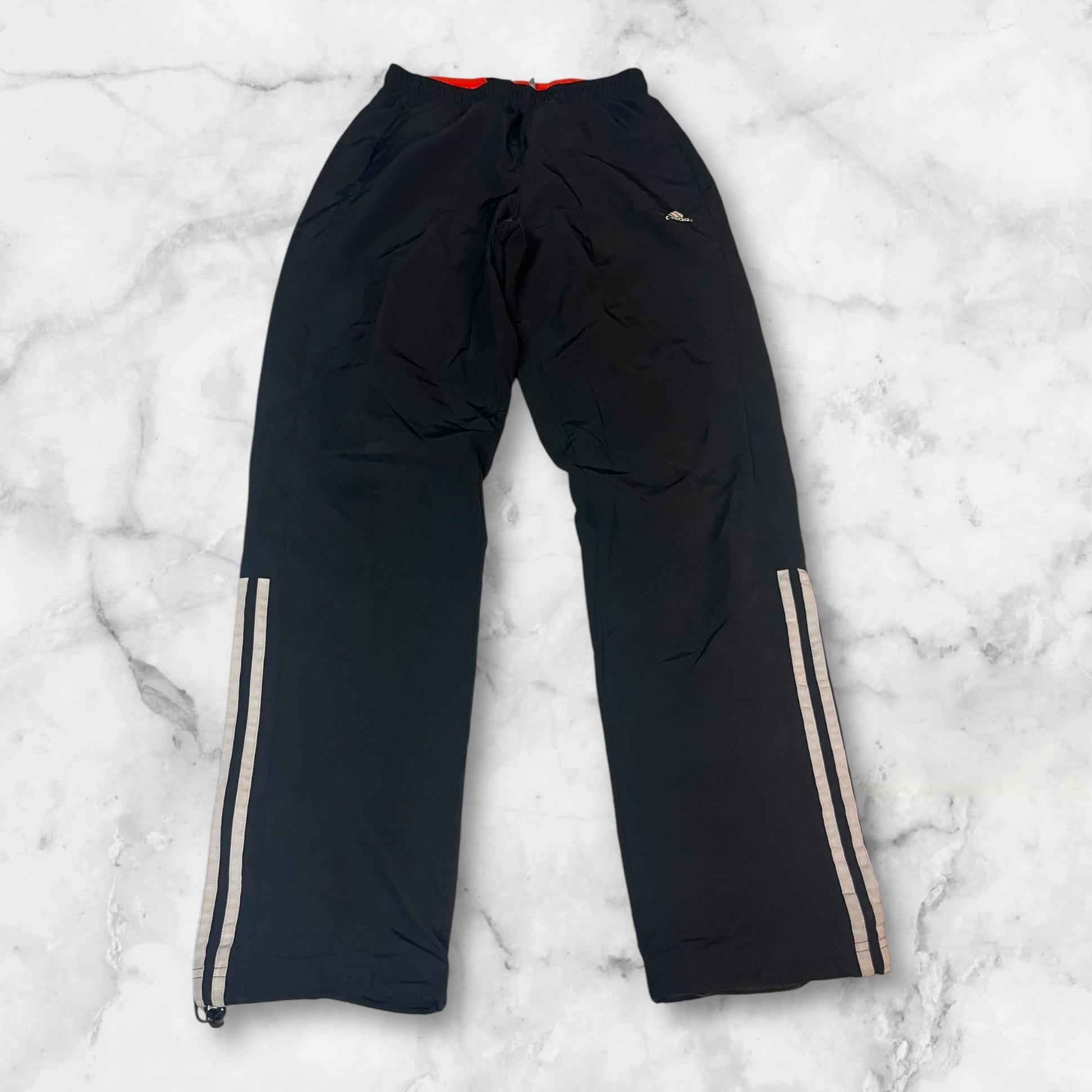 Entdecke unsere Vintage Track Pants von Nike und anderen Marken, erhältlich bei Valuxery.de - Dein Shop für trendige Vintage - Kleidung. Unsere Track Pants sind aus hochwertigen Materialien und