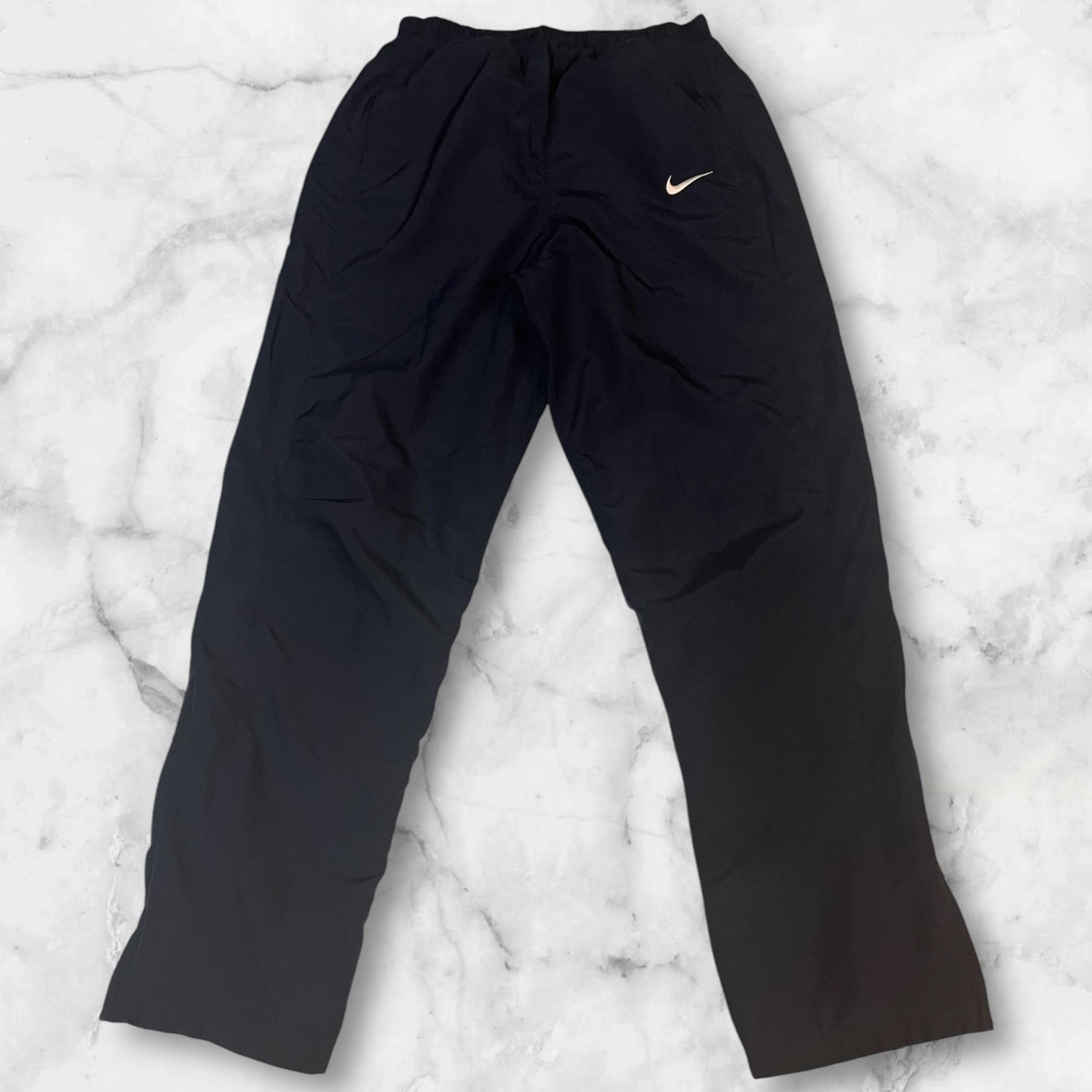 Entdecke unsere Vintage Track Pants von Nike und anderen Marken, erhältlich bei Valuxery.de - Dein Shop für trendige Vintage - Kleidung. Unsere Track Pants sind aus hochwertigen Materialien und
