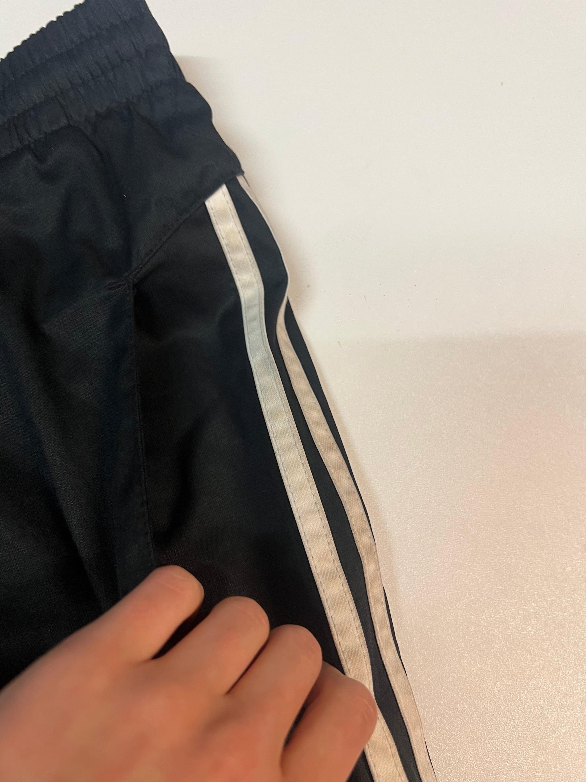 Entdecke unsere Vintage Track Pants von Nike und anderen Marken, erhältlich bei Valuxery.de - Dein Shop für trendige Vintage - Kleidung. Unsere Track Pants sind aus hochwertigen Materialien und