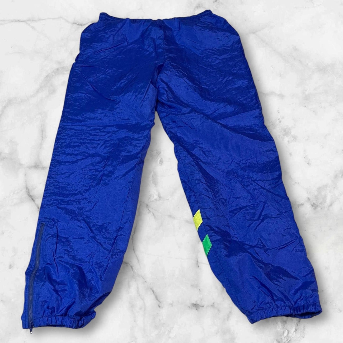 Entdecke unsere Vintage Track Pants von Nike und anderen Marken, erhältlich bei Valuxery.de - Dein Shop für trendige Vintage - Kleidung. Unsere Track Pants sind aus hochwertigen Materialien und