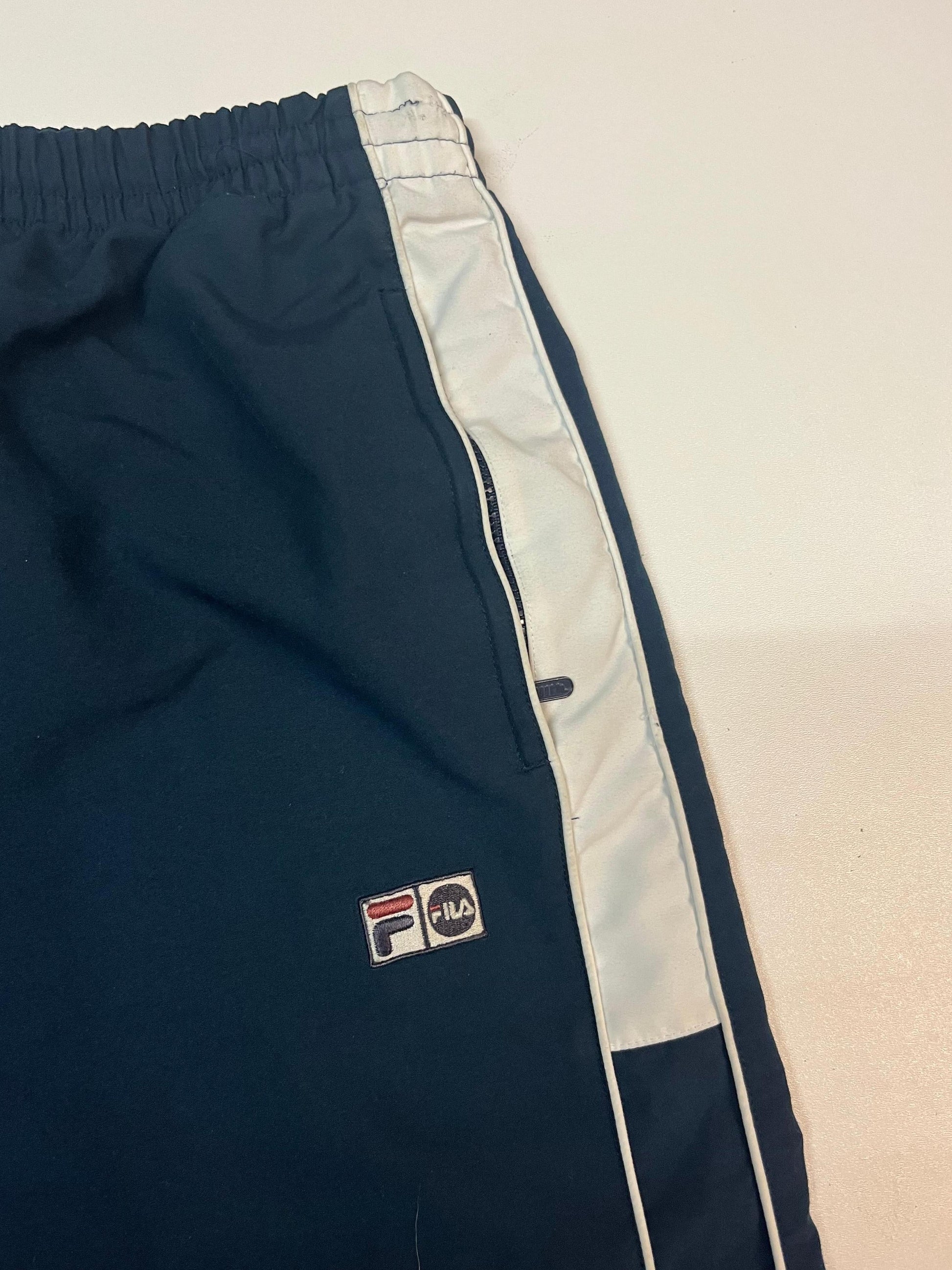 Entdecke unsere Vintage Track Pants von Nike und anderen Marken, erhältlich bei Valuxery.de - Dein Shop für trendige Vintage - Kleidung. Unsere Track Pants sind aus hochwertigen Materialien und