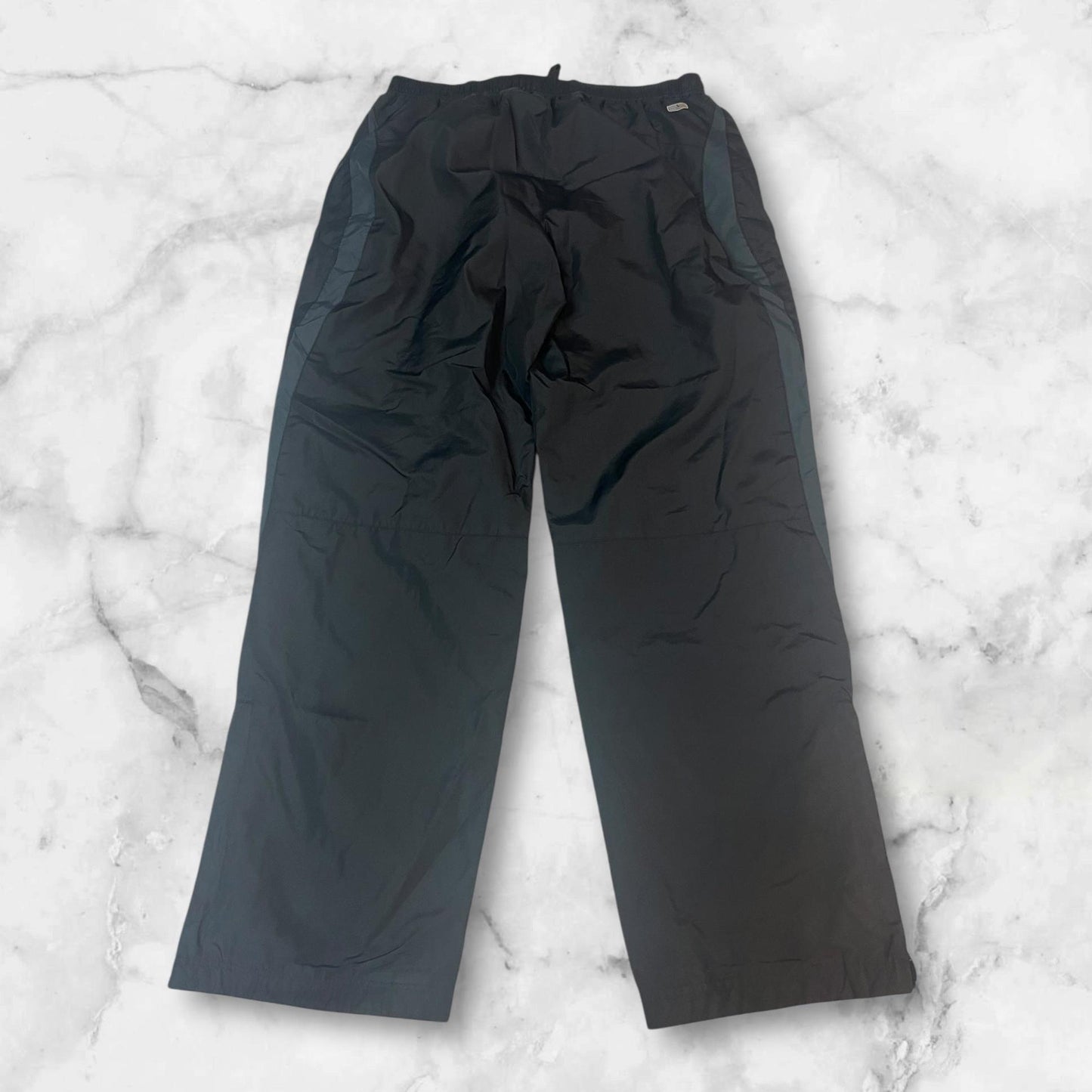 Entdecke unsere Vintage Track Pants von Nike und anderen Marken, erhältlich bei Valuxery.de - Dein Shop für trendige Vintage - Kleidung. Unsere Track Pants sind aus hochwertigen Materialien und