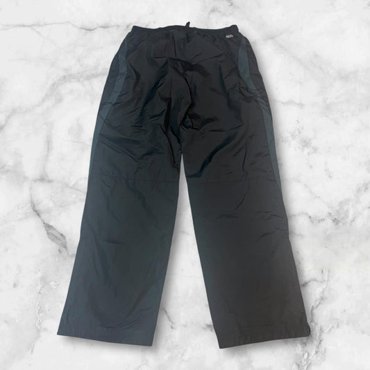 Entdecke unsere Vintage Track Pants von Nike und anderen Marken, erhältlich bei Valuxery.de - Dein Shop für trendige Vintage - Kleidung. Unsere Track Pants sind aus hochwertigen Materialien und