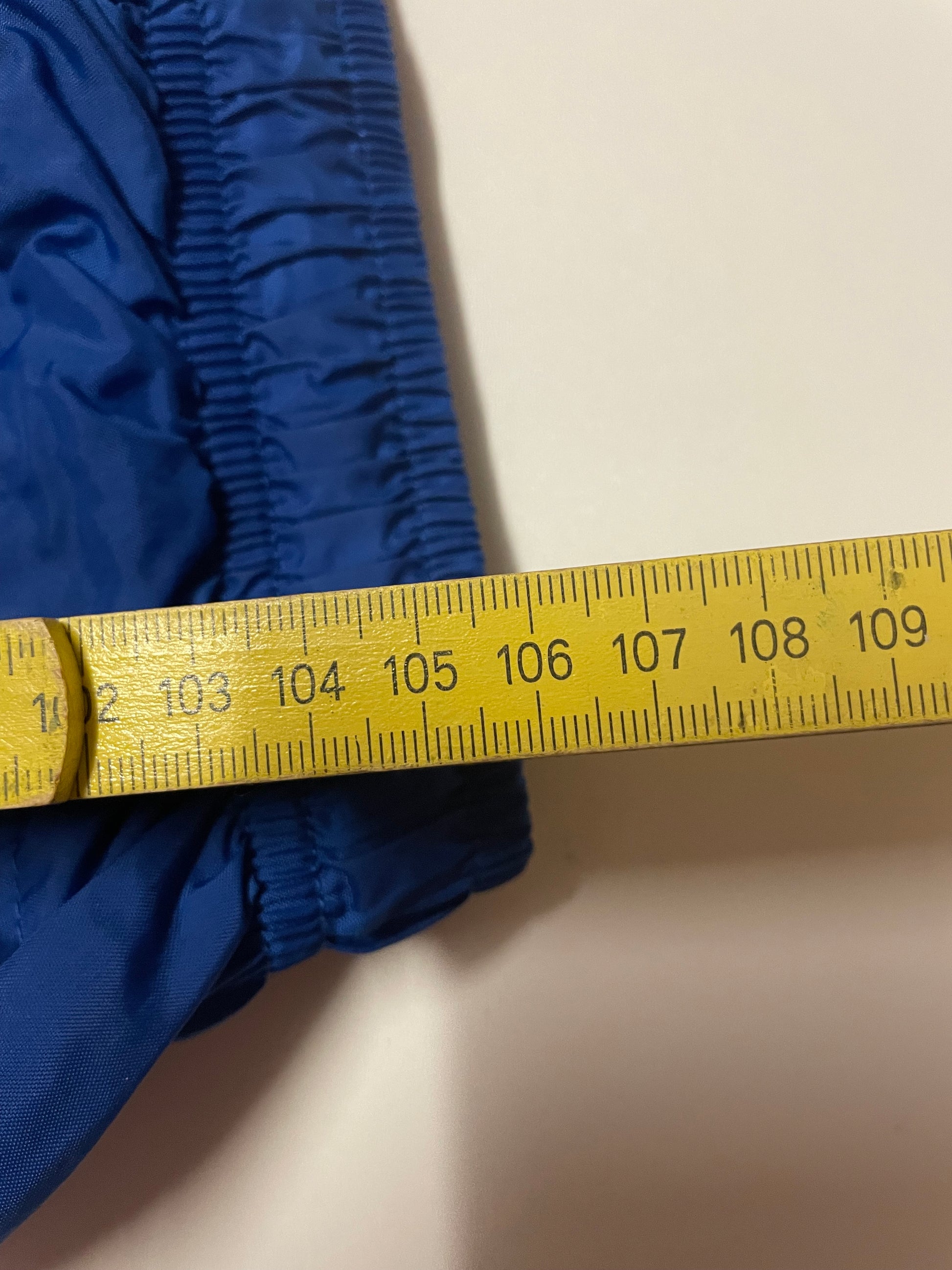 Entdecke unsere Vintage Track Pants von Nike und anderen Marken, erhältlich bei Valuxery.de - Dein Shop für trendige Vintage - Kleidung. Unsere Track Pants sind aus hochwertigen Materialien und