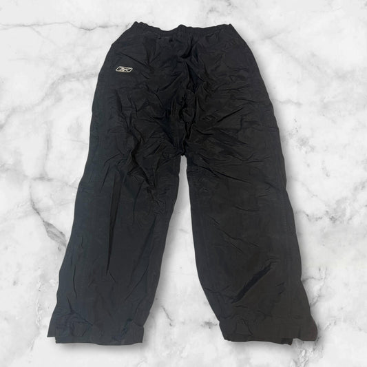 Entdecke unsere Vintage Track Pants von Nike und anderen Marken, erhältlich bei Valuxery.de - Dein Shop für trendige Vintage - Kleidung. Unsere Track Pants sind aus hochwertigen Materialien und
