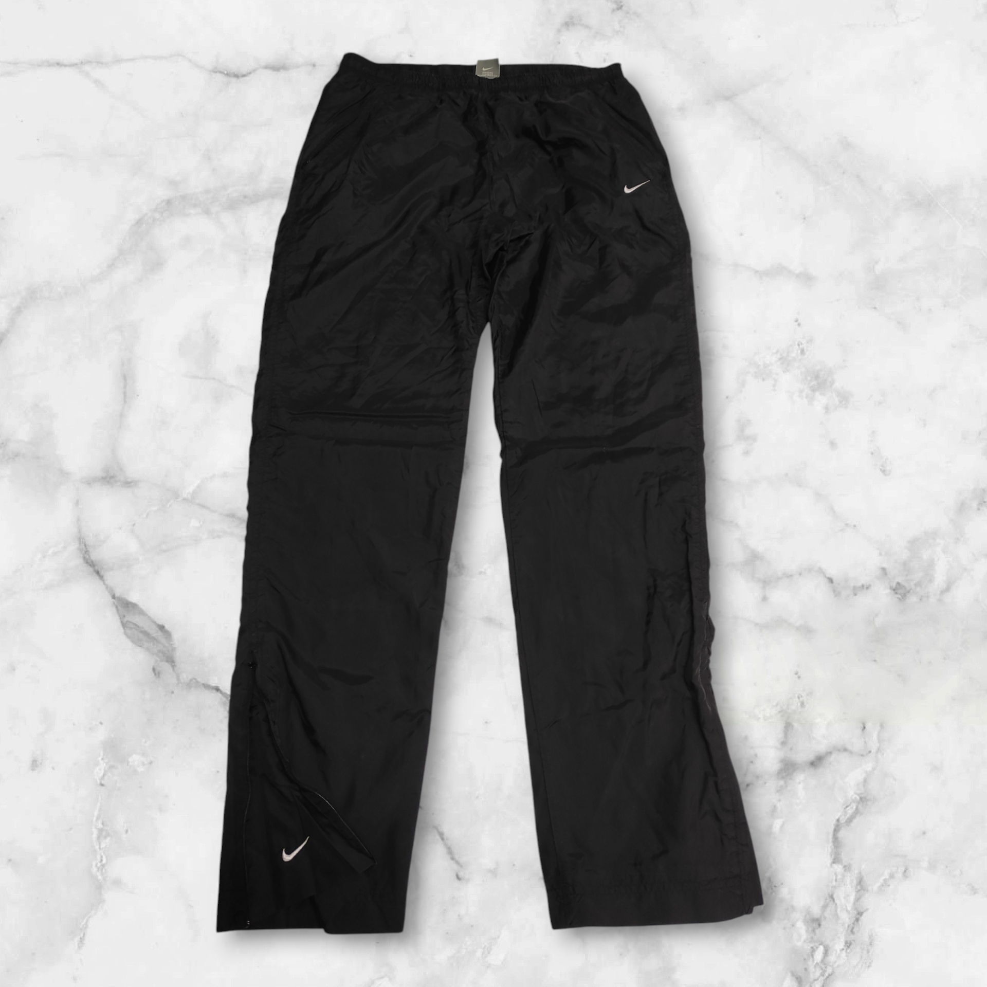 Entdecke unsere Vintage Track Pants von Nike und anderen Marken, erhältlich bei Valuxery.de - Dein Shop für trendige Vintage - Kleidung. Unsere Track Pants sind aus hochwertigen Materialien und