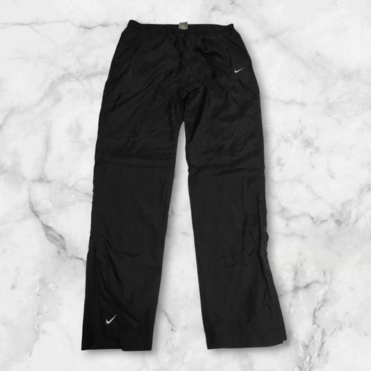 Entdecke unsere Vintage Track Pants von Nike und anderen Marken, erhältlich bei Valuxery.de - Dein Shop für trendige Vintage - Kleidung. Unsere Track Pants sind aus hochwertigen Materialien und