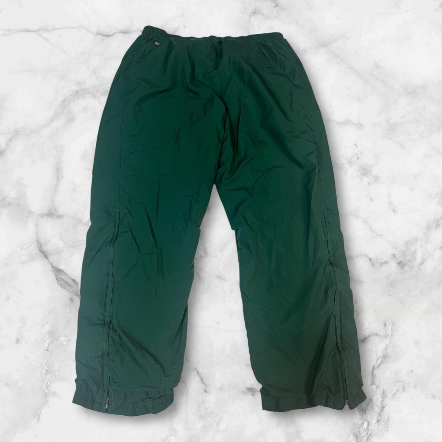 Entdecke unsere Vintage Track Pants von Nike und anderen Marken, erhältlich bei Valuxery.de - Dein Shop für trendige Vintage - Kleidung. Unsere Track Pants sind aus hochwertigen Materialien und