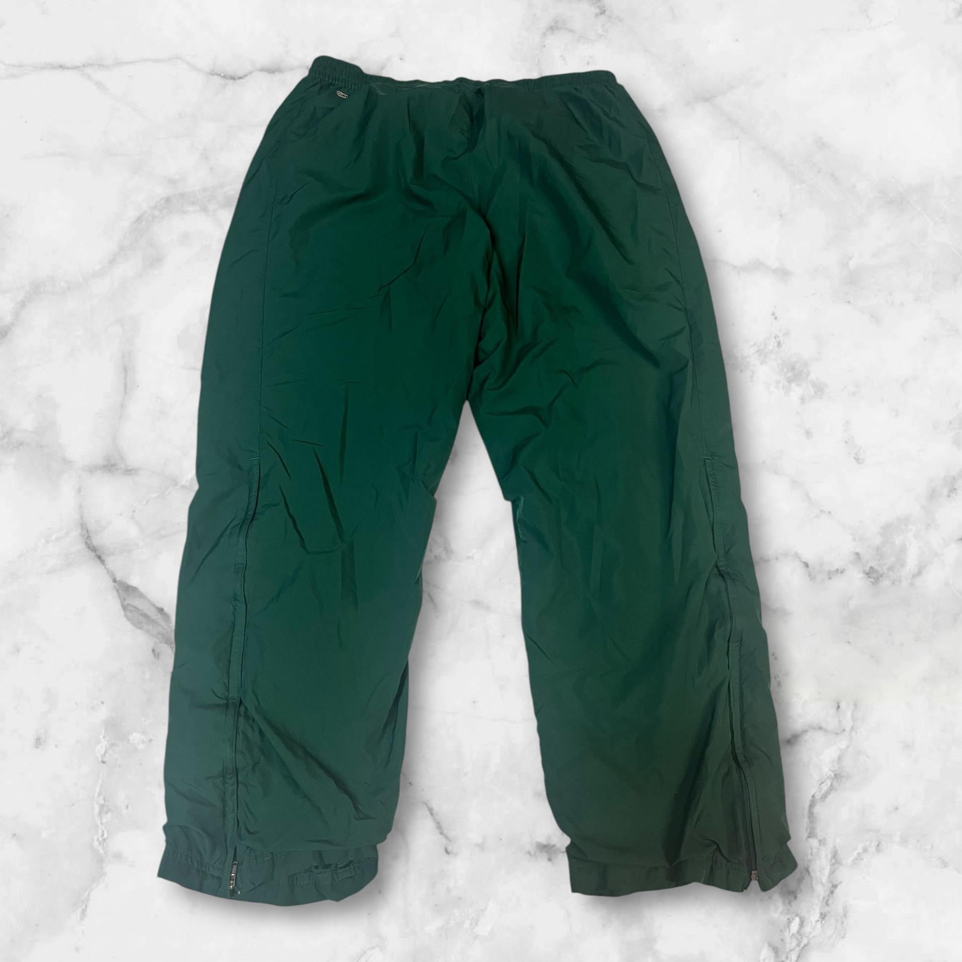 Entdecke unsere Vintage Track Pants von Nike und anderen Marken, erhältlich bei Valuxery.de - Dein Shop für trendige Vintage - Kleidung. Unsere Track Pants sind aus hochwertigen Materialien und