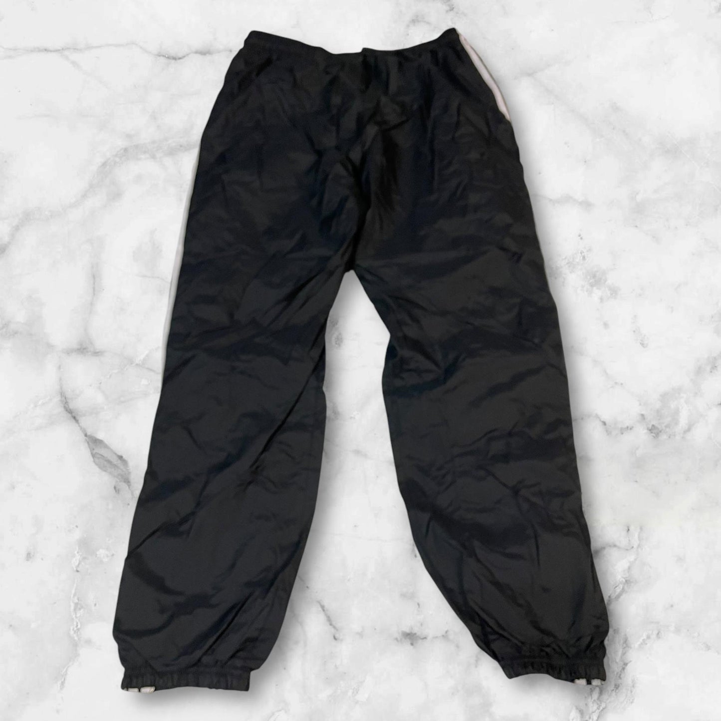 Entdecke unsere Vintage Track Pants von Nike und anderen Marken, erhältlich bei Valuxery.de - Dein Shop für trendige Vintage - Kleidung. Unsere Track Pants sind aus hochwertigen Materialien und