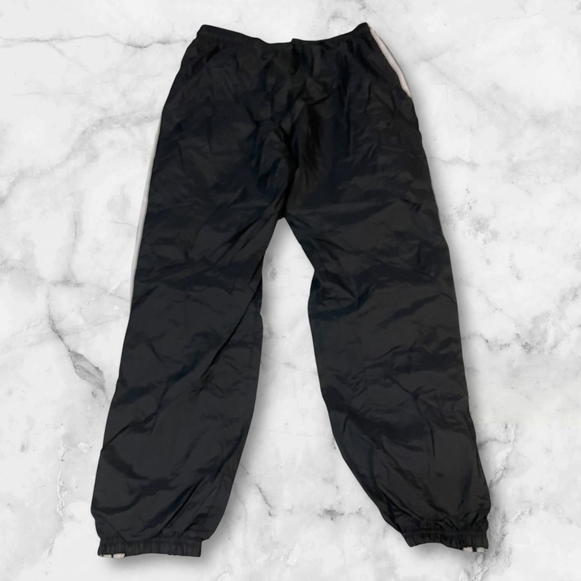 Entdecke unsere Vintage Track Pants von Nike und anderen Marken, erhältlich bei Valuxery.de - Dein Shop für trendige Vintage - Kleidung. Unsere Track Pants sind aus hochwertigen Materialien und