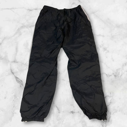 Entdecke unsere Vintage Track Pants von Nike und anderen Marken, erhältlich bei Valuxery.de - Dein Shop für trendige Vintage - Kleidung. Unsere Track Pants sind aus hochwertigen Materialien und