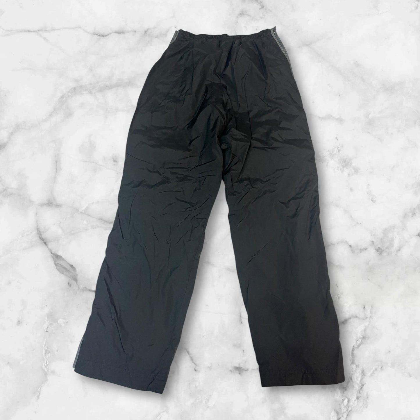 Entdecke unsere Vintage Track Pants von Nike und anderen Marken, erhältlich bei Valuxery.de - Dein Shop für trendige Vintage - Kleidung. Unsere Track Pants sind aus hochwertigen Materialien und