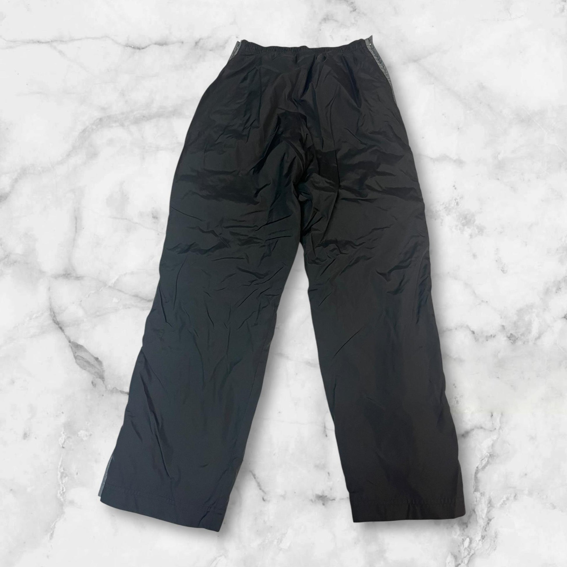 Entdecke unsere Vintage Track Pants von Nike und anderen Marken, erhältlich bei Valuxery.de - Dein Shop für trendige Vintage - Kleidung. Unsere Track Pants sind aus hochwertigen Materialien und