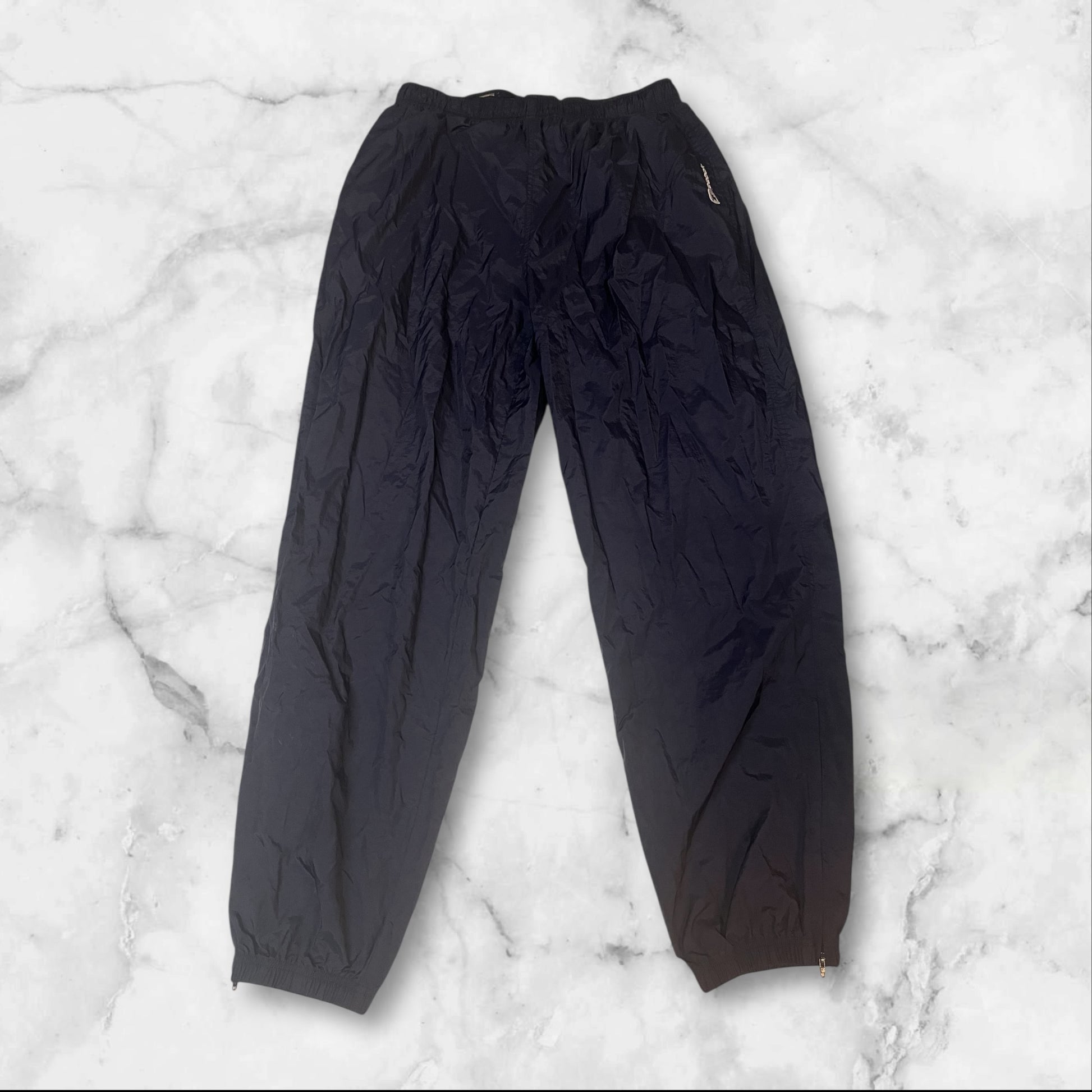 Entdecke unsere Vintage Track Pants von Nike und anderen Marken, erhältlich bei Valuxery.de - Dein Shop für trendige Vintage - Kleidung. Unsere Track Pants sind aus hochwertigen Materialien und