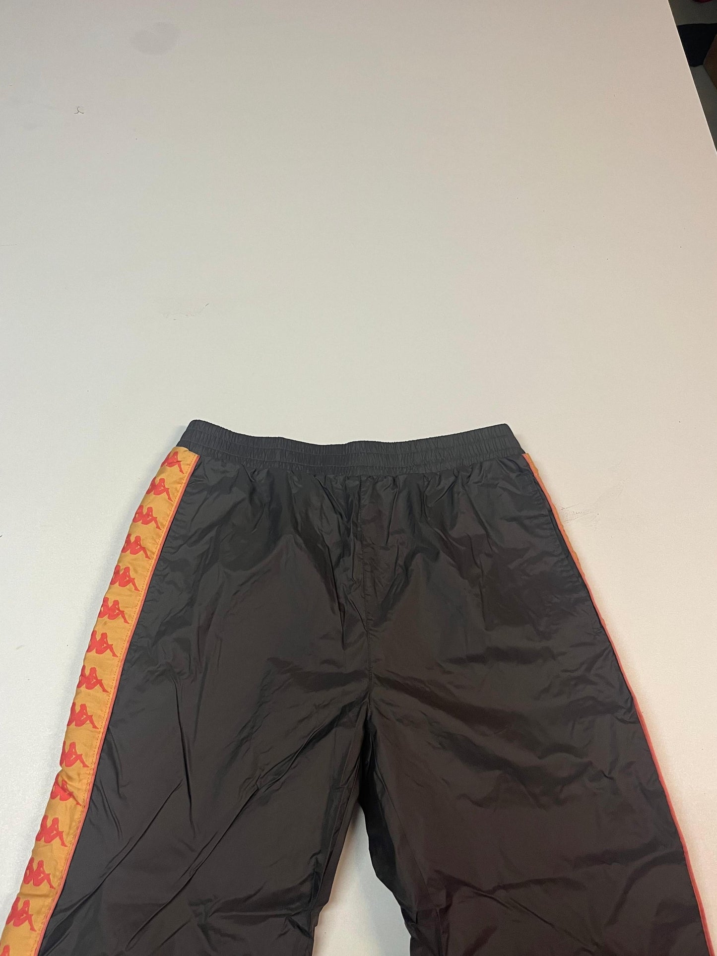 Entdecke unsere Vintage Track Pants von Nike und anderen Marken, erhältlich bei Valuxery.de - Dein Shop für trendige Vintage - Kleidung. Unsere Track Pants sind aus hochwertigen Materialien und