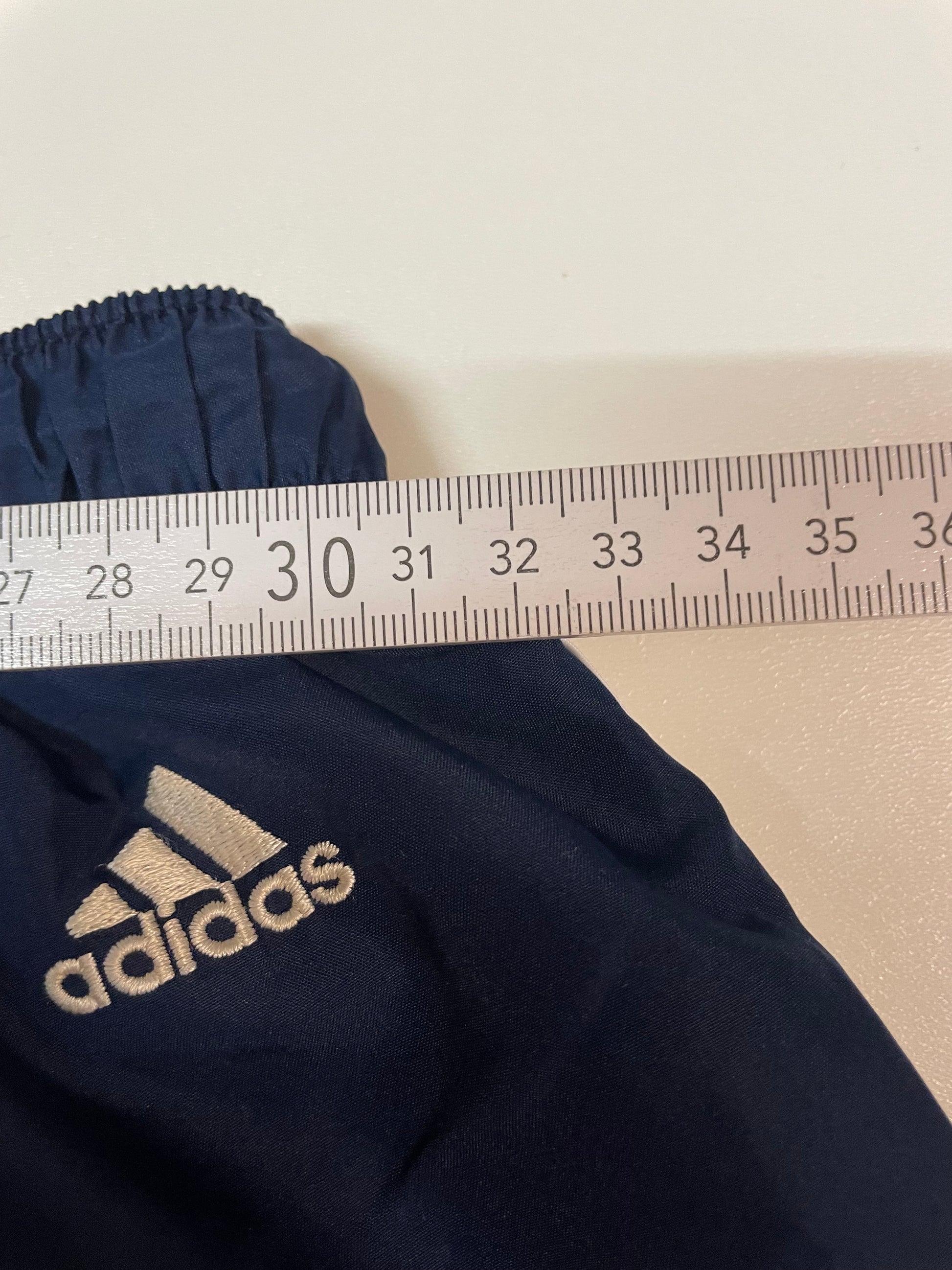 Entdecke unsere Vintage Track Pants von Nike und anderen Marken, erhältlich bei Valuxery.de - Dein Shop für trendige Vintage - Kleidung. Unsere Track Pants sind aus hochwertigen Materialien und