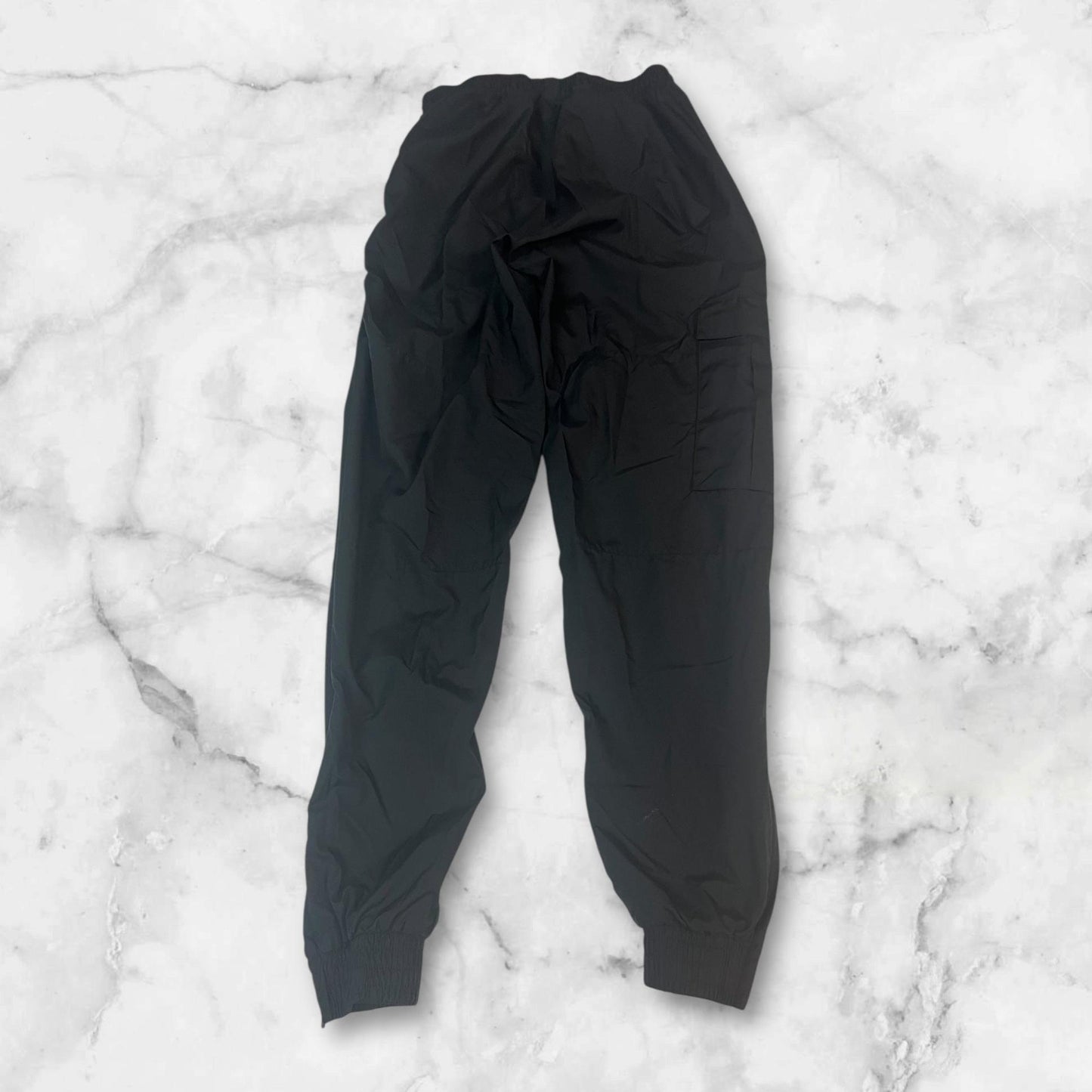 Entdecke unsere Vintage Track Pants von Nike und anderen Marken, erhältlich bei Valuxery.de - Dein Shop für trendige Vintage - Kleidung. Unsere Track Pants sind aus hochwertigen Materialien und