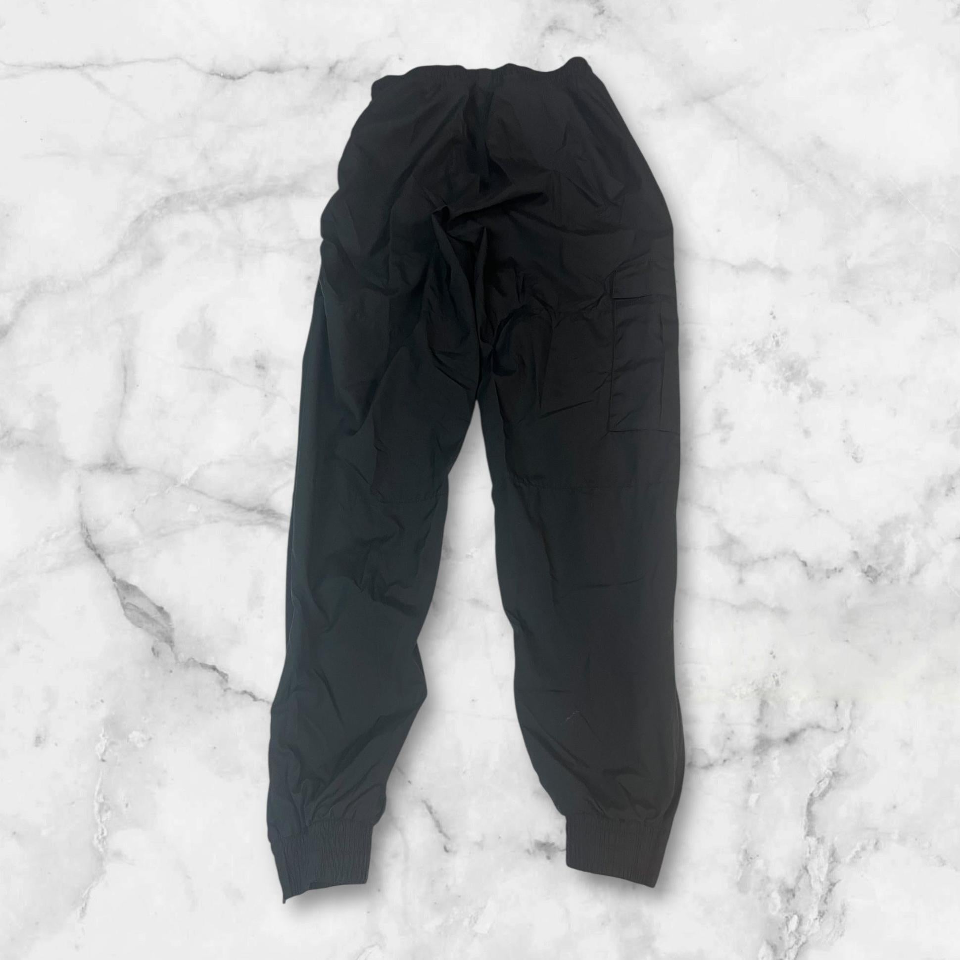 Entdecke unsere Vintage Track Pants von Nike und anderen Marken, erhältlich bei Valuxery.de - Dein Shop für trendige Vintage - Kleidung. Unsere Track Pants sind aus hochwertigen Materialien und