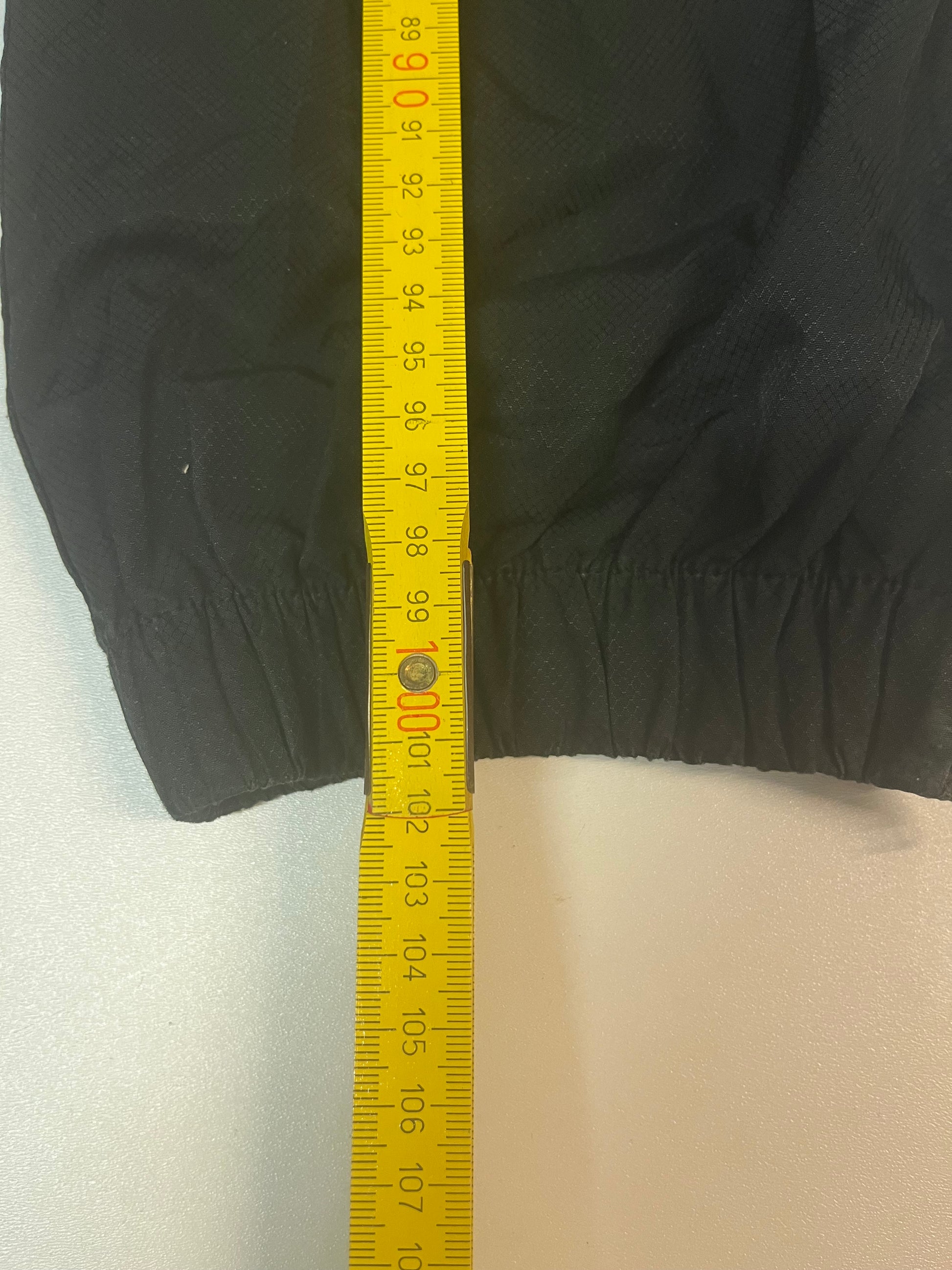 Entdecke unsere Vintage Track Pants von Nike und anderen Marken, erhältlich bei Valuxery.de - Dein Shop für trendige Vintage - Kleidung. Unsere Track Pants sind aus hochwertigen Materialien und